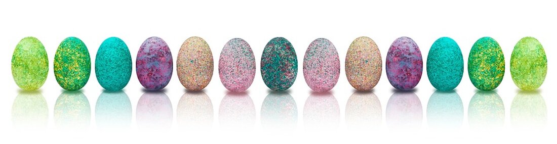 Gemäß einem Bericht von www.sueddeutsche.de, haben Riester- und Rürup-Sparer ein ernsthaftes Problem mit der Inflation. Eine Studie der Bürgerbewegung Finanzwende zeigt, dass die meisten staatlich geförderten Altersvorsorgeprodukte nicht in der Lage sind, mit der Teuerung mitzuhalten. Lediglich zwei Rürup-Produkte erzielten eine Rendite von mehr als zwei Prozent, während keine einzige Riester-Rentenversicherung diese Hürde überwinden konnte. Die Renditen der untersuchten Produkte bewegten sich zwischen minus 0,11 und plus 1,83 Prozent jährlich für Riester-Verträge und zwischen 0,31 und 2,87 Prozent für Rürup-Verträge. Dies liegt zum einen an hohen Kosten in der Ansparphase und zum anderen an ungünstigen Annahmen zur Lebenserwartung während der …