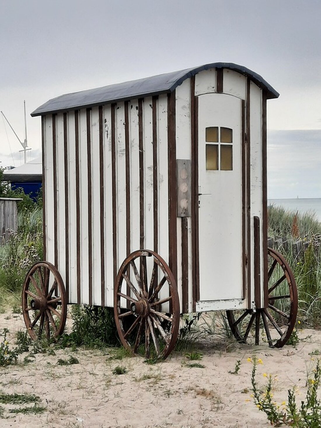 Gemäß einem Bericht von www.esslinger-zeitung.de, hat Deutschland mit den fünf ehemaligen Sowjetrepubliken Zentralasiens eine strategische Partnerschaft vereinbart. Diese Partnerschaft soll sich auf die Schwerpunkte Wirtschaft und Energie, Klima und Umwelt, regionale Zusammenarbeit und den direkten Austausch zwischen den Bürgerinnen und Bürgern konzentrieren. Diese Übereinkunft wurde nach dem ersten Gipfeltreffen von Bundeskanzler Olaf Scholz mit den Staatschefs von Kasachstan, Kirgistan, Tadschikistan, Turkmenistan und Usbekistan in Berlin bekannt gegeben. Die fünf zentralasiatischen Staaten haben zusammen knapp 80 Millionen Einwohner und ihre Fläche ist elf Mal so groß wie die von Deutschland. Sie verfügen über wichtige Rohstoffe, die für Deutschland von Interesse sind, …