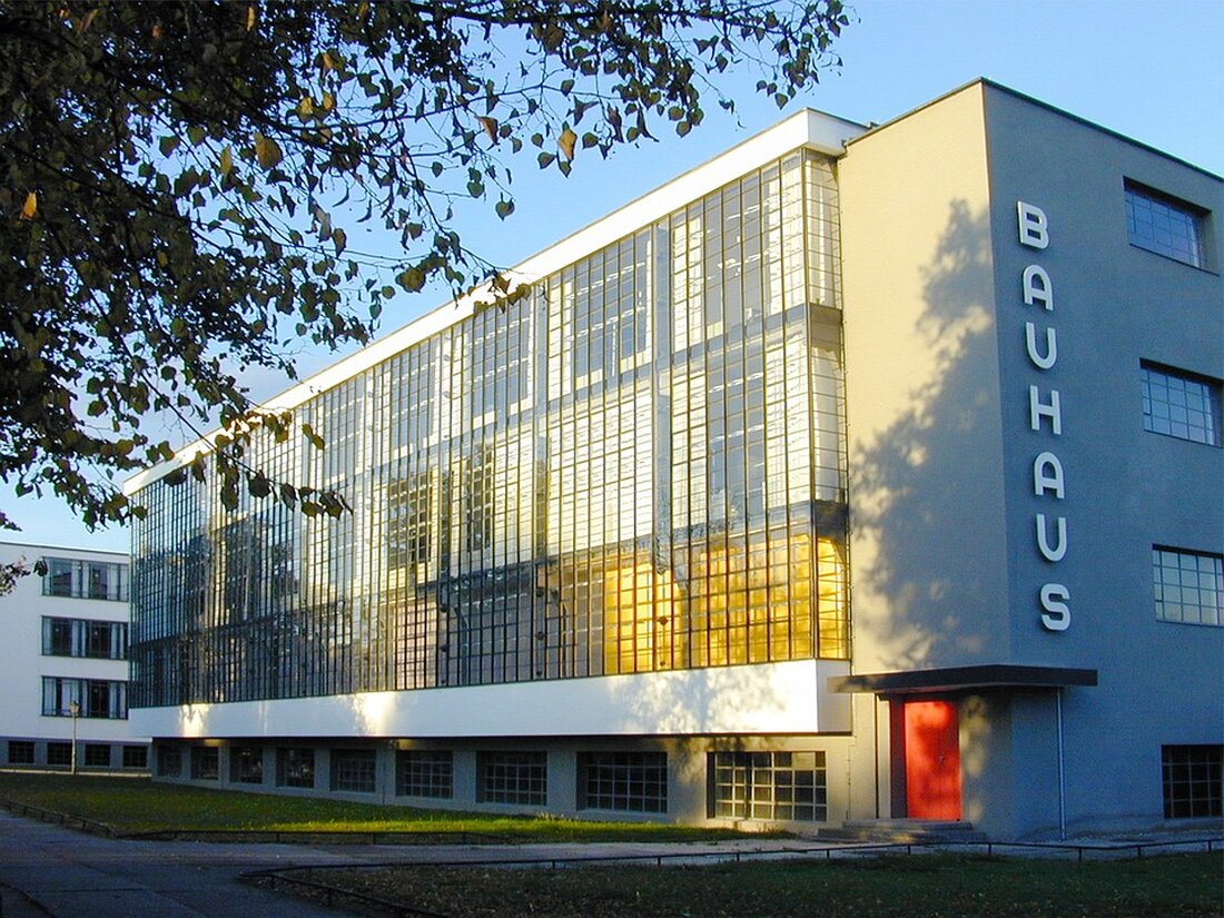 Gemäß einem Bericht von www.mz.de, steht die Zukunft der Postbank-Filiale in Dessau auf der Kippe. Die Deutsche Bank, zu der die Postbank gehört, plant, die Anzahl der derzeit bundesweit 550 Standorte bis zum Jahr 2026 auf nur noch 300 zu reduzieren. Die Schließung von Filialen kann weitreichende Auswirkungen auf den Markt und die Verbraucher haben. Kunden verlieren möglicherweise den gewohnten Service und müssen auf alternative Kanäle wie Online-Banking umsteigen. Dies kann auch Auswirkungen auf die Beschäftigung in der Region haben, da Filialmitarbeiter möglicherweise von Entlassungen betroffen sind. Die Reduzierung der Standorte kann auch dazu führen, dass Kunden gezwungen sind, längere …