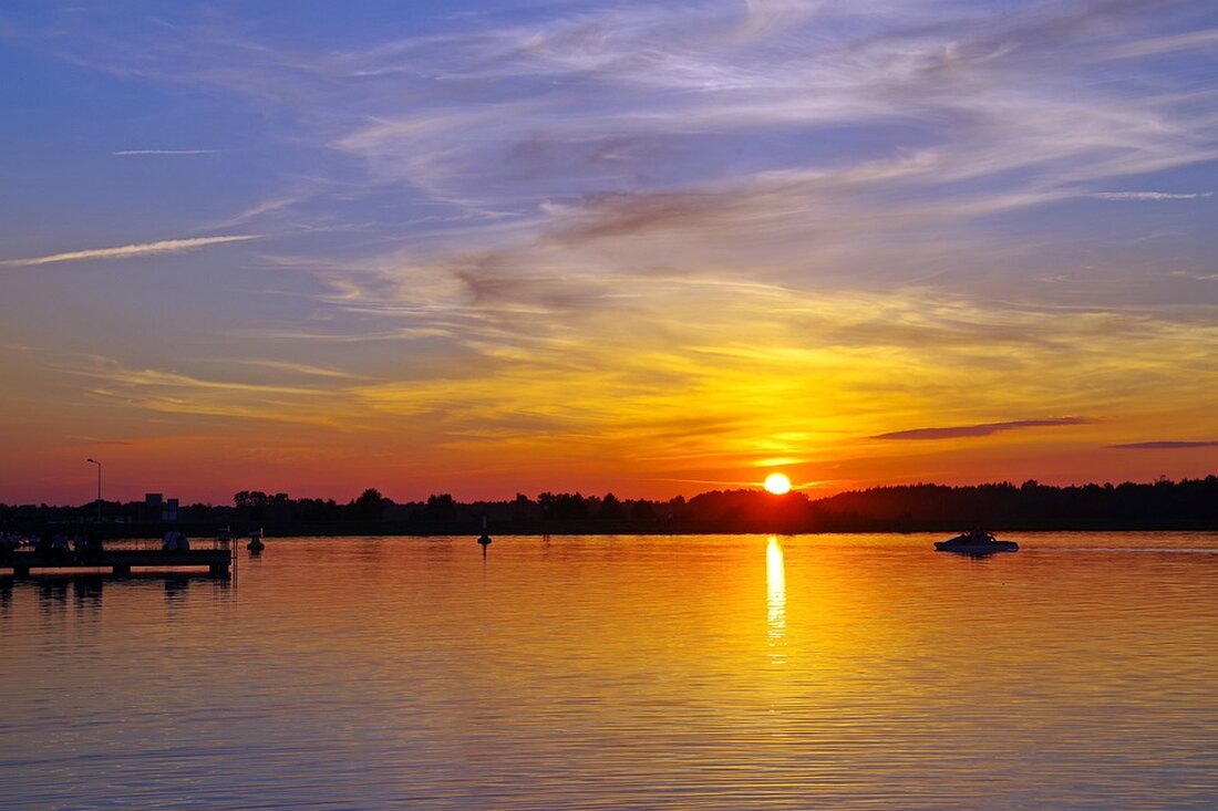 Gemäß einem Bericht von www.faz.net, Etwa Mitte des Monats wurden die aktuellen Zahlen zum Wohnungsbau veröffentlicht. Diese zeigten, dass die Baukrise sich im September weiter verschärft hat. Die Anzahl der genehmigten Neubauwohnungen beträgt seit Januar nur noch 195.000, was einem Rückgang von mehr als 28 Prozent im Vergleich zum Vorjahr entspricht. Die angestrebte Zahl von 400.000 neuen Wohnungen pro Jahr ist damit in weite Ferne gerückt. Ein Blick auf die Zahlen der Bundesanstalt für Immobilienaufgaben (BImA) zeigt, dass die Behörde in den kommenden Jahren lediglich rund 6000 bis 8000 Wohnungen errichten kann. Dies steht in starkem Kontrast zu den rund …