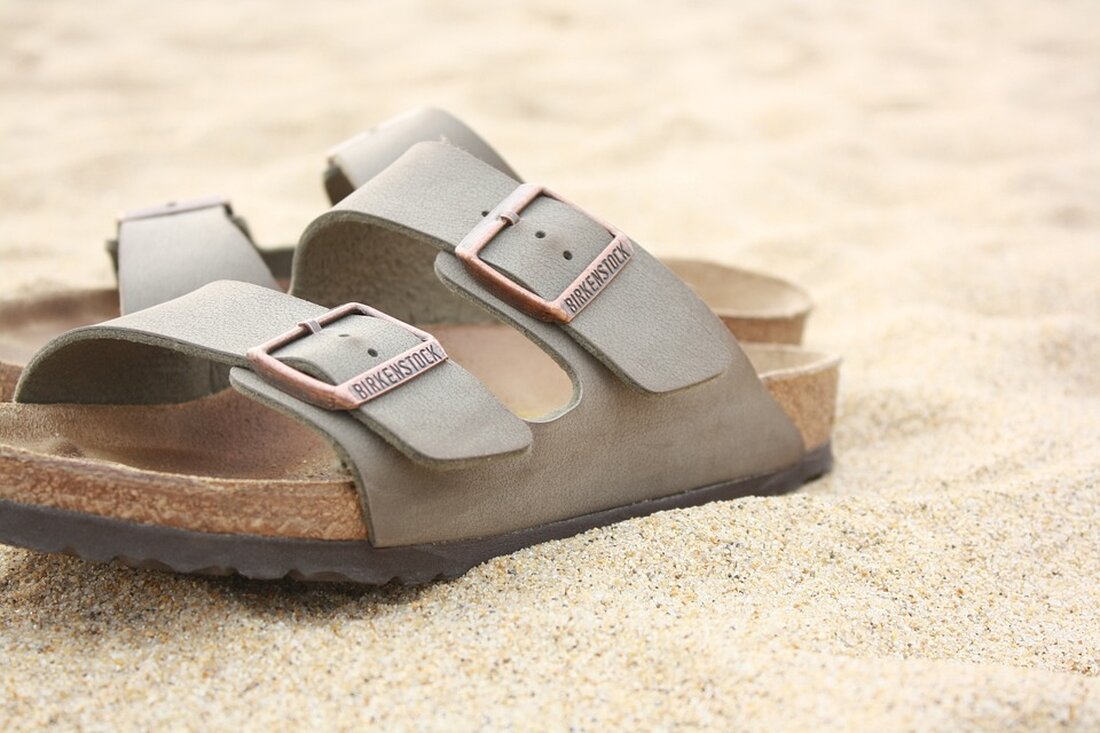 Der traditionsreiche Sandalen-Hersteller Birkenstock erlebte bei seinem Börsengang in New York ein Debakel. Die Aktie fiel am ersten Handelstag um fast 13 Prozent unter den Ausgabepreis. Am zweiten Tag setzte sich der Kursverfall fort. Normalerweise versuchen Unternehmen, ihren Ausgabepreis so zu setzen, dass es einen positiven Kursgewinn am ersten Handelstag gibt – bei Birkenstock klappte das nicht. Die Ursachen dafür sind jedoch nicht eindeutig. Möglicherweise war der Preis zu hoch oder die Nachfrage wurde falsch eingeschätzt. Aktien, die am ersten Tag mit Verlust schließen, sind jedoch keine Seltenheit. Andere Unternehmen wie Uber und Instacart sind ähnliche Missgeschicke passiert. Beide Aktien …
