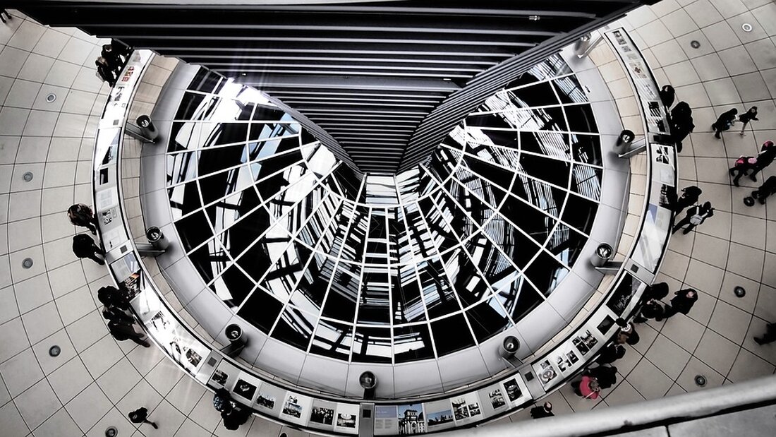 Der Verbraucherzentrale Bundesverband (VZBV) kritisiert das von der Bundesregierung vorgeschlagene Strompreis-Paket und fordert eine generelle Absenkung der Stromsteuer auf das europäische Minimum, auch für Verbraucher. Ramona Pop, Vorständin des VZBV, bemängelt, dass die Industrie von den hohen Strompreisen entlastet wird, während die Verbraucher dabei vergessen werden. Besonders Haushalte mit geringem Einkommen leiden unter den hohen Strompreisen. Auswirkungen auf den Markt und die Verbraucher Die Kritik des VZBV und die Forderung nach einer Absenkung der Stromsteuer könnten weitreichende Auswirkungen sowohl auf den Energiemarkt als auch auf die Verbraucher haben. Eine Absenkung der Stromsteuer würde zu einer Verringerung der Strompreise für die …