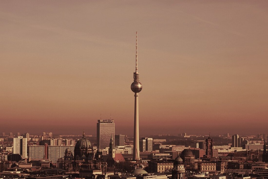 Gemäß einem Bericht von www.tagesspiegel.de, ist Potsdam inzwischen die siebtteuerste Stadt in Deutschland geworden, was die Mietpreise für neu gebaute Wohnungen betrifft. Laut einer aktuellen Marktanalyse des Berliner Forschungsinstituts Empirica hat sich die Kaltmiete für eine Quadratmeter Neubauwohnung im vierten Quartal 2023 auf durchschnittlich 15,48 Euro belaufen – ein Anstieg von 13,7 Prozent im Vergleich zum Vorjahr. Im deutschlandweiten Ranking für den Preis für neu gebaute Eigentumswohnungen liegt Potsdam auf dem siebten Platz, wobei der Quadratmeterpreis 7080 Euro beträgt. Die steigenden Miet- und Kaufpreise in Potsdam haben Auswirkungen auf den Immobilienmarkt in der Stadt. Investoren könnten aufgrund höherer Zinsen und …