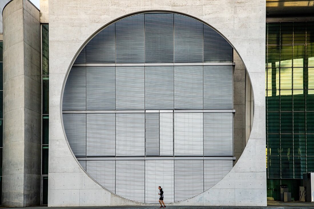 Gemäß einem Bericht von www.faz.net, hat das Software- und Analyseunternehmen Palantir erstmals einen Nettogewinn von 210 Millionen Dollar bekanntgegeben und erwartet für das laufende Jahr bereinigte Erträge zwischen 834 und 850 Millionen Dollar. Diese Optimismus spiegelt sich auch im Aktienkurs wider, der im nachbörslichen Handel um 15 Prozent gestiegen ist. Die Aussicht, dass Palantir sich vor Aufträgen kaum retten kann, hat dazu geführt, dass das kommerzielle Geschäft des Unternehmens explodiert. Dies ist vor allem auf die hohe Nachfrage nach Produkten im Bereich der Künstlichen Intelligenz zurückzuführen. Palantir-Vorstandsvorsitzender Karp äußerte in einem Interview, dass sie nicht wüssten, wie sie mit dem …