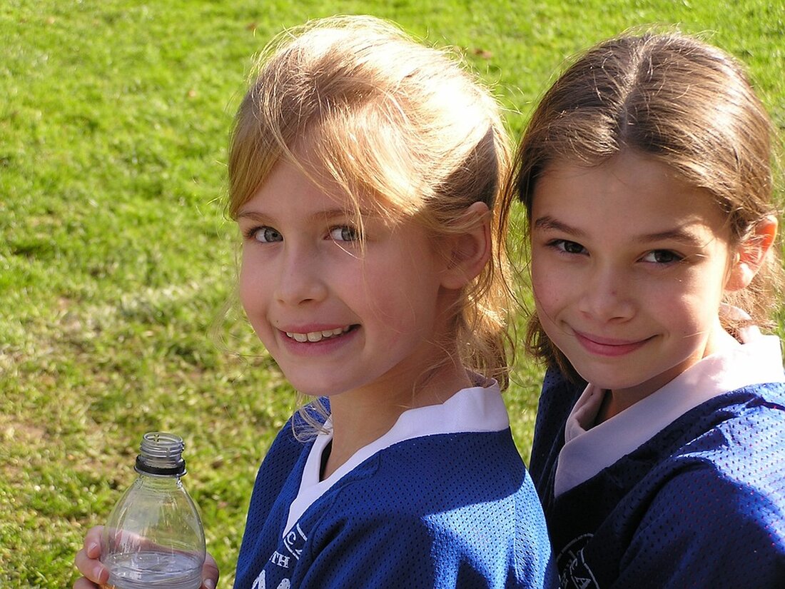 Gemäß einem Bericht von www.handelsblatt.com, hat sich die Talfahrt am chinesischen Aktienmarkt beschleunigt. Die Anleger sind besorgt über die Auswirkungen neuer Regulierungen und die wachsenden Risiken für chinesische Unternehmen. Diese Entwicklung am chinesischen Aktienmarkt könnte auch Auswirkungen auf den globalen Finanzmarkt haben. Die chinesische Wirtschaft ist ein wichtiger Akteur auf der internationalen Bühne, und eine Verlangsamung des chinesischen Aktienmarktes könnte zu Unsicherheit und Volatilität führen. China ist auch ein wichtiger Handelspartner vieler Länder, und eine Abschwächung der chinesischen Wirtschaft könnte sich negativ auf den Handel und die Finanzbeziehungen auswirken. Investoren und Finanzinstitute überall auf der Welt werden die Situation in …