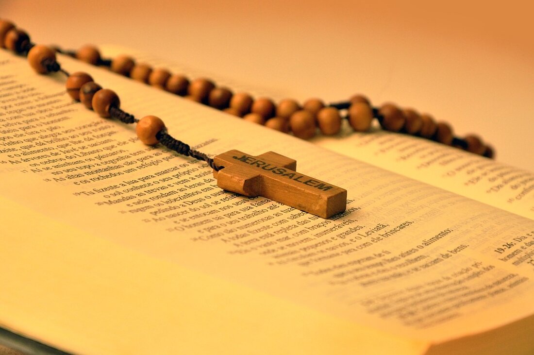 Gemäß einem Bericht von www.finanzen.net hat GEA, ein bedeutender Anlagenbauer im dritten Quartal von einem starken Servicegeschäft profitiert. Konzernchef Stefan Klebert gab bekannt, dass die Jahresziele bestätigt werden und sieht den Konzern „auf Kurs“, die Mittelfristziele bis 2026 zu erreichen. Außerdem wurde ein neues Aktienrückkaufprogramm angekündigt. Trotz des positiven Quartalsergebnisses hatte die Aktie im Vergleich zum Jahresanfang an Wert verloren. Analysten äußerten Bedenken wegen des Auftragseingangs, der um rund neun Prozent unter dem Vorjahr lag. Es wurde jedoch darauf hingewiesen, dass die enttäuschende Auftragsentwicklung fast ausschließlich Währungseffekten geschuldet sei. In einigen Geschäftsbereichen, wie Flüssigkeiten und Puder sowie im Geschäft mit …