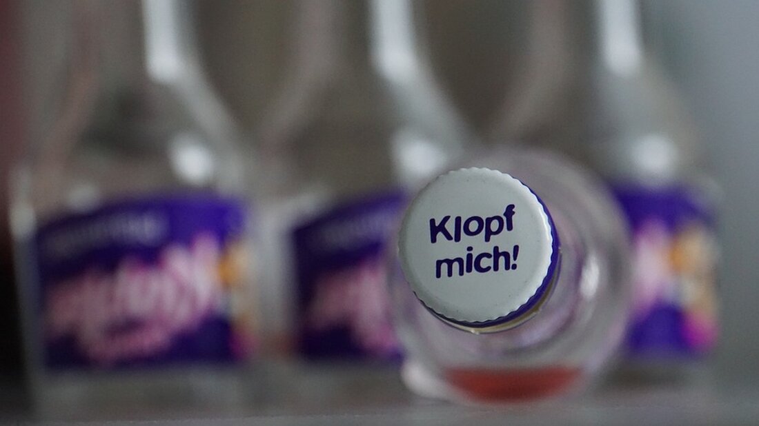 Gemäß einem Bericht von www.swr.de, Das Weihnachtsgeschäft in Baden-Württemberg verlief laut Handelsverband eher verhalten, jedoch hätten sich die Umsätze von Woche zu Woche gesteigert. Die Verbraucher scheinen aufgrund hoher Inflation ihr Geld lieber zu sparen und kaufen Geschenke immer später. Insbesondere Spielwarenhändler blieben mit ihren Umsätzen deutlich hinter den Erwartungen zurück. Nun hoffen die Händler auf einen Endspurt am Samstag, um noch einige Geschenke zu verkaufen. Als Finanzexperte ist es wichtig, die Auswirkungen dieser Situation zu analysieren. Die hohe Inflation und die damit verbundene Kaufzurückhaltung der Verbraucher könnten langfristige negative Auswirkungen auf den Einzelhandel haben. Die Spielwarenbranche dürfte besonders unter &hellip;