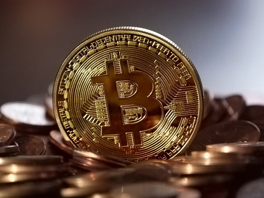 Gemäß einem Bericht von www.btc-echo.de, zeigte sich Bitcoin in der abgelaufenen Handelswoche von seiner bullishen Seite. Während die traditionellen Finanzmärkte aufgrund geopolitischer Unsicherheiten und Aussagen von US-Notenbank Chef Powell ins Minus rutschten, stieg der Bitcoin-Kurs und beendete die Woche mit einem Plus von 10 Prozent. Aktuell handelt BTC oberhalb der psychologisch relevanten Marke von 30.000 US-Dollar und konnte mit einem zweistelligen Kursplus seit Monatsbeginn den historisch bullishen Handelsmonat Oktober positiv gestalten. Aus diesem Grund stellt sich die Frage, ob dieser positive Trend fortgesetzt wird und Bitcoin eine anhaltende Aufwärtsbewegung in den kommenden Wochen verzeichnen kann. Ein relevanter Faktor für die …