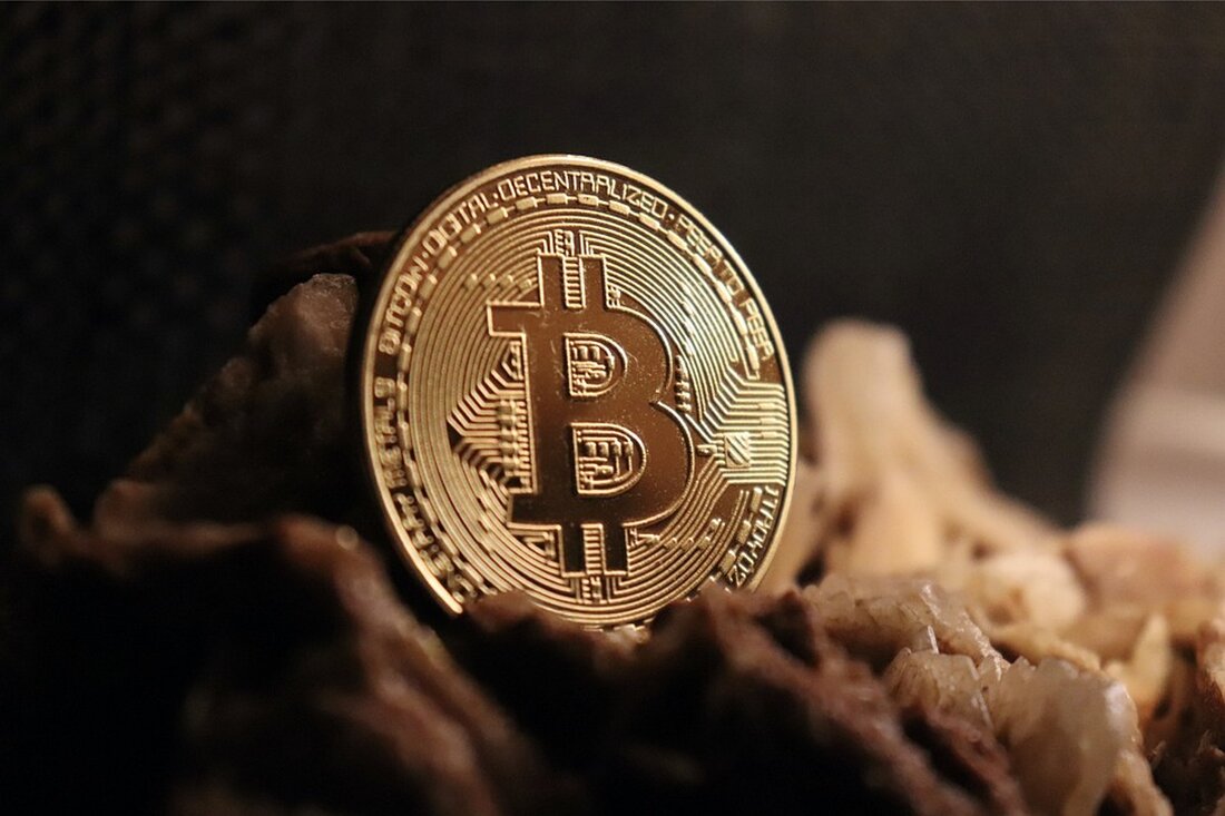 Gemäß einem Bericht von de.beincrypto.com, steht das nächste Bitcoin Halving im April 2024 an, was zu einer Halbierung der Mining-Belohnungen von 6,25 auf 3,125 BTC führen wird. Einige Krypto-Analysten empfehlen daher, die Kryptowährung durch die Dollar-Cost-Averaging (DCA)-Strategie zu akkumulieren, um von einem möglichen Angebotsschock und einem parabolischen Anstieg des BTC-Kurses in den folgenden 12 bis 18 Monaten nach dem Halving zu profitieren. Die renommierten Krypto-Analysten Negentropic und Therationalroot haben Indizien dafür gefunden, dass Bitcoin in einem möglichen neuen Zyklus ein Kursziel von 120.000 US-Dollar erreichen könnte. Dabei berufen sie sich auf historische Kursmuster und Fibonacci-Retracement-Analysen. Diese Prognose kann bedeutende Auswirkungen …