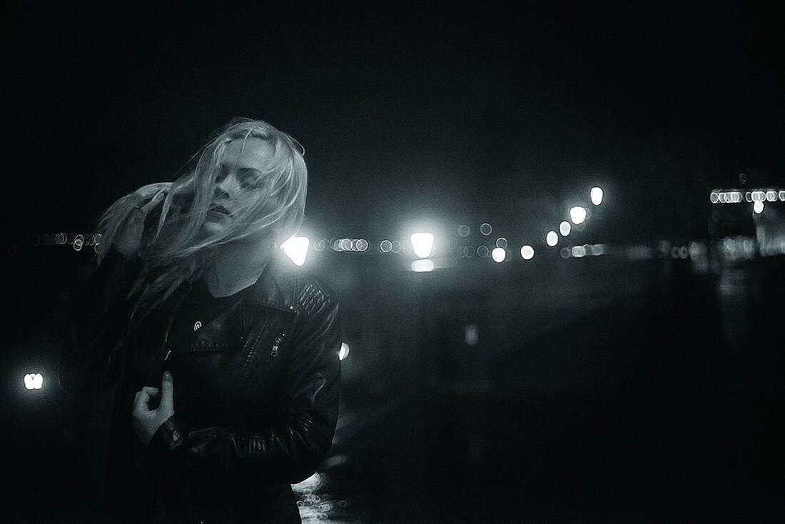 Gemäß einem Bericht von www.t-online.de, Die Unwetterlage in Deutschland hat bereits zu ersten Einschränkungen geführt. Der Deutsche Wetterdienst (DWD) warnt vor Sturmböen mit Geschwindigkeiten von bis zu 70 km/h in weiten Teilen des Landes. In einigen Regionen sind auch schwerere Sturmböen und sogar Orkanböen möglich. Bereits jetzt sind die Auswirkungen des Sturms spürbar, denn er sorgt für den Ausfall von Fährverbindungen, Sturmböen und Regenschauer führen zu Verkehrsbeeinträchtigungen und sogar zu einem Zugunglück. Aus wirtschaftlicher Sicht kann das Unwetter erhebliche Auswirkungen haben. Verkehrsunternehmen, die für den Betrieb von Zügen und U-Bahnen verantwortlich sind, müssen spezielle Maßnahmen ergreifen, um die Sicherheit der &hellip;