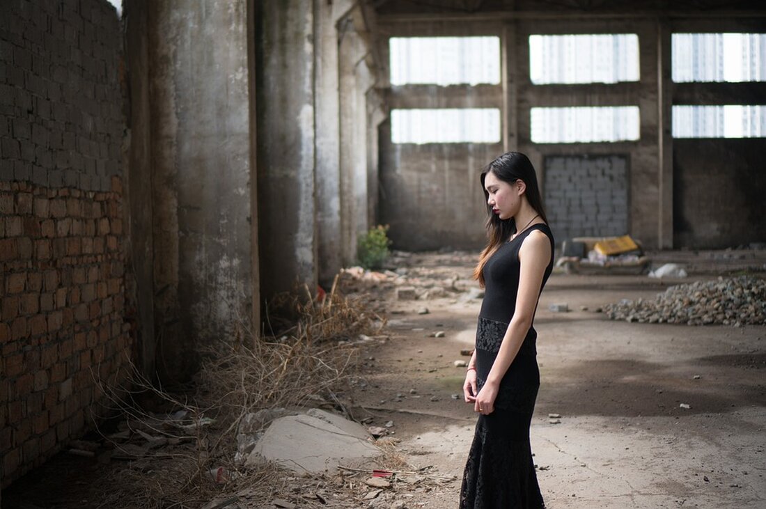 Gemäß einem Bericht von www.bild.de, hat der amerikanische Pharma-Riese Moderna die Anleger erfreut, indem er ankündigte, dass er bis 2025 einen Impfstoff gegen schwarzen Hautkrebs auf den Markt bringen will. Der Impfstoff zielt darauf ab, das Rückfall- und Sterberisiko von Patienten zu senken, die an malignem Melanom erkrankt sind. Die Ankündigung des Moderna-Chefs führte zu einem kurzfristigen Anstieg der Unternehmensaktien um 17 Prozent. Nachdem die Aktien jedoch wieder um sechs Prozentpunkte gesunken sind, zeigt sich, dass der Markt aufgrund der vorgestellten Pläne für den Impfstoff noch nicht stabil ist. Die geplante großangelegte klinische Studie mit 1000 Probanden im Jahr 2024 &hellip;