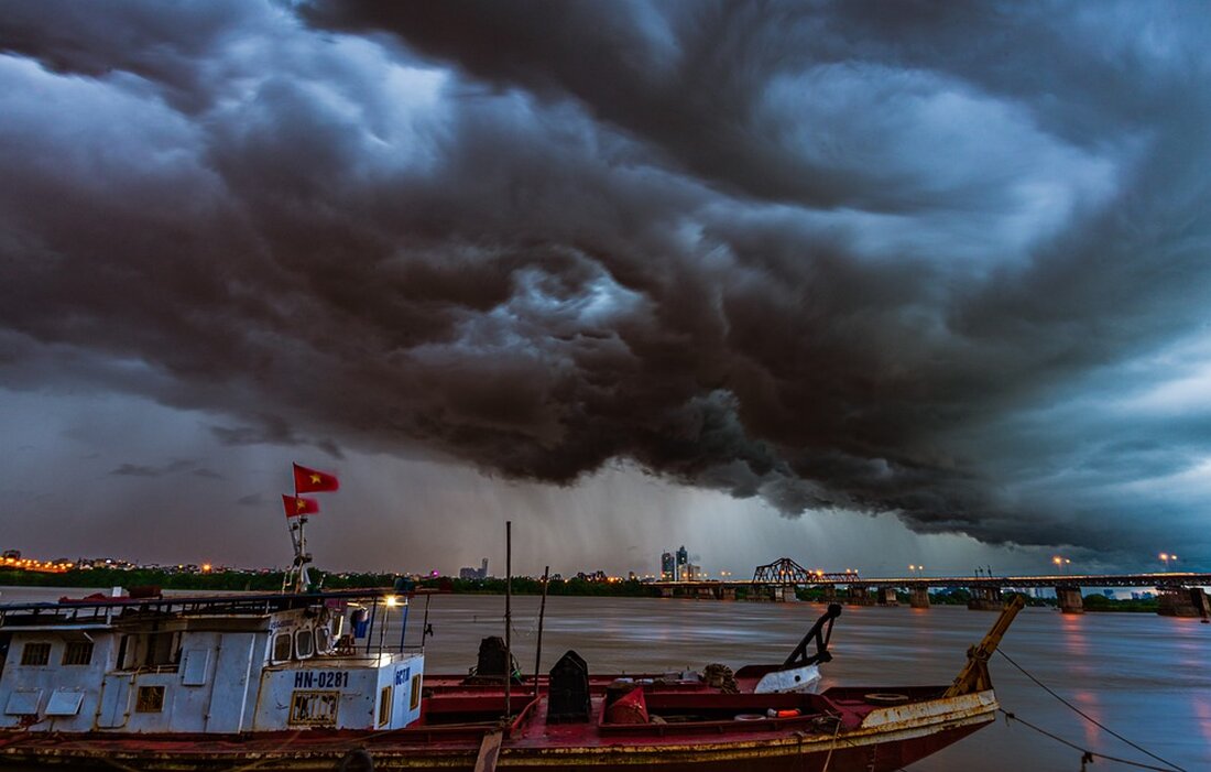 Gemäß einem Bericht von www.sueddeutsche.de, fordert Berlins Regierender Bürgermeister Kai Wegner finanzielle Unterstützung der EU für die Hauptstadt über die bis 2027 laufende Förderperiode hinaus. Die ostdeutschen Länder erhalten Milliardensummen aus den sogenannten EU-Strukturfonds, um ihre Entwicklung voranzutreiben und Nachteile auszugleichen. Allein aus dem Europäischen Fonds für regionale Entwicklung (EFRE) fließen rund elf Milliarden Euro nach Deutschland, nicht nur in östliche Regionen, sondern auch in Berlin, wo die Fördermittel sich in der aktuellen Periode auf mehr als 800 Millionen Euro summieren. Die Forderung nach einer Verlängerung der EU-Fördermittel über 2027 hinaus könnte erhebliche Auswirkungen auf den Berliner Finanzmarkt haben. Sollten &hellip;