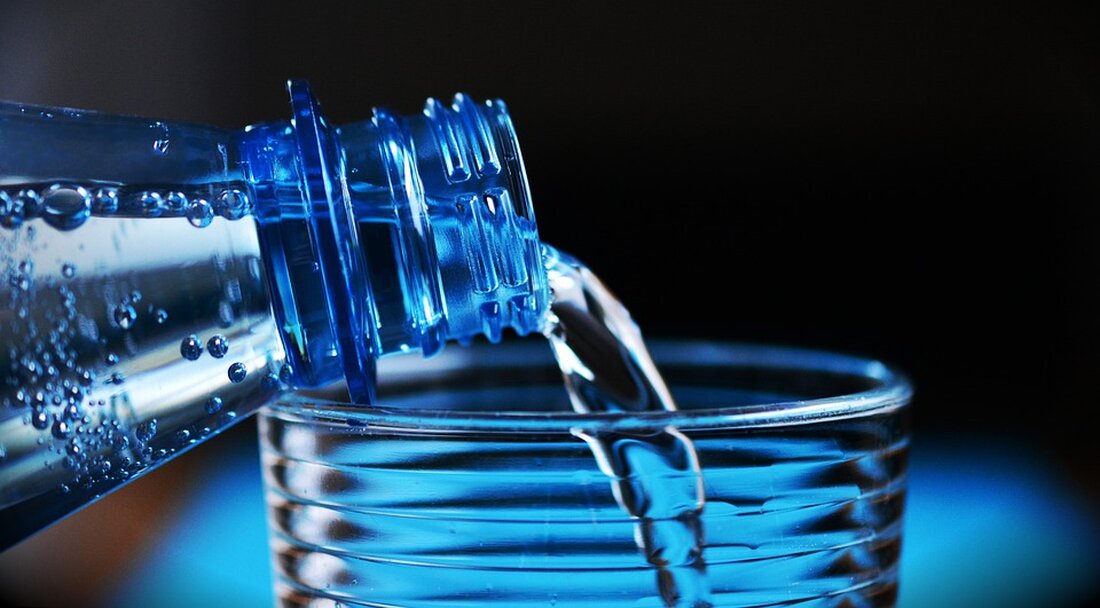 Gemäß einem Bericht von www.nw.de, ist das Trinkwasser in Bad Salzuflen aktuell belastet, wodurch für einige Ortsteile ein Abkochgebot gilt. Dies wirft die Frage auf, ob Leitungswasser generell bedenkenlos getrunken werden kann. Obwohl das Leitungswasser in Deutschland streng kontrolliert wird, gibt es Bedenken hinsichtlich möglicher Schadstoffe, was viele Menschen dazu veranlasst, weiterhin Flaschenwasser zu kaufen. In unserem Beitrag möchten wir diese Bedenken ausräumen und praktische Tipps zur Wasserqualität und -verwendung geben. Droht Gefahr aus der Wasserleitung? Bis zum Zähler im Haus ist der Wasserversorger für die Trinkwasserqualität verantwortlich, während danach der Eigentümer des Gebäudes zuständig ist. Bei älteren Häusern können …