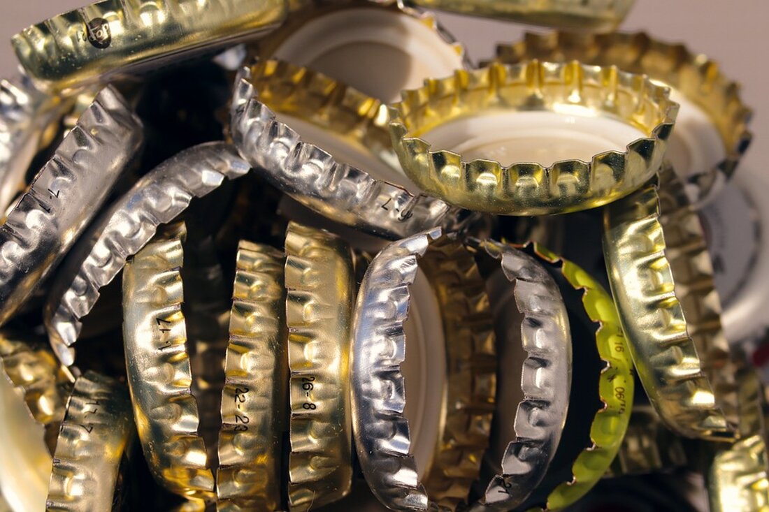 Gemäß einem Bericht von www.ww-kurier.de, Die Luftdichtheit der Gebäudehülle spielt eine entscheidende Rolle für den Energieverlust, das Risiko von Bauschäden und die Schimmelbildung in gedämmten Häusern. Dies ist darauf zurückzuführen, dass durch unkontrollierte Luftzirkulation über Fugen Energie und Feuchtigkeit verloren gehen und in den Wänden Schimmel entstehen kann. Die Verbraucherzentrale Rheinland-Pfalz warnt vor diesen Gefahren und bietet kostenlose Beratungsgespräche an, um die richtige Balance zwischen Luftdichtheit und Belüftung im Haus zu gewährleisten. Luftdichte Bauweise und das richtige Maß an Belüftung haben direkte Auswirkungen auf den Energieverbrauch, den Wohnkomfort und die Gesundheit der Bewohner. Eine zu hohe Luftdichtheit kann zu Energieverlusten …