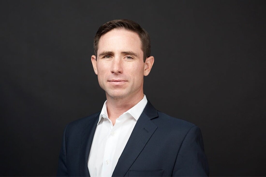 Gemäß einem Bericht von www.boerse-online.de, Der neue Bericht von Goldman Sachs ist optimistisch hinsichtlich des globalen Wirtschaftswachstums im Jahr 2024. Die Analysten prognostizieren eine verbesserte Entwicklung der Weltwirtschaft und sehen dafür verschiedene positive Faktoren. Gemäß dem aktuellen Bericht von Goldman Sachs ist die Prognose für das weltweite Wirtschaftswachstum im Jahr 2024 sehr positiv. Die Experten rechnen mit einem Anstieg des BIP um 2,6 Prozent, was deutlich über dem Durchschnitt des Bloomberg-Konsens von 2,1 Prozent liegt. Dies könnte sich positiv auf den S&P 500 auswirken, da Goldman Sachs erwartet, dass das US-Wachstum das der Industrieländer übertreffen wird. Für Anleger könnte sich …