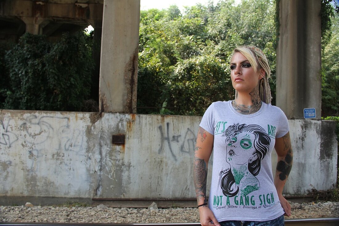 Gemäß einem Bericht von www.maschinenmarkt.vogel.de, kritisiert Industriepräsident Siegfried Russwurm die Industriepolitik von Wirtschaftsminister Robert Habeck. Russwurm bemängelt, dass konkrete Maßnahmen fehlen, die die Situation der Unternehmen im globalen Wettbewerb verbessern könnten. Er erklärt, dass Unternehmen das Vertrauen verlieren und die Zeit davonläuft. Zudem warnt er vor einem schleichenden Niedergang, da internationale Unternehmen in Deutschland keine Investitionen tätigen, was dazu führen könnte, dass neue Produktionslinien nicht mehr in Deutschland entstehen. Diese Kritik ist auf Habecks Industriestrategie zurückzuführen, die unter anderem einen Ausbau erneuerbarer Energien und die Senkung der Stromsteuer für das produzierende Gewerbe beinhaltet. Die Kritik von Siegfried Russwurm verdeutlicht, dass &hellip;