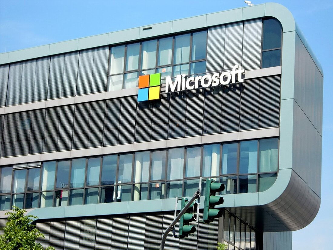 Gemäß einem Bericht von www.deraktionaer.de, Die Aktie von Microsoft hat ein neues Allzeithoch erreicht und steigt weiter. Microsoft plant, eigene Chips für Künstliche Intelligenz (KI) ab dem kommenden Jahr einzusetzen und damit Nvidia herauszufordern. Der eigens entwickelte Chip Maia 100 soll die Effizienz bei der Erstellung von KI-Inhalten steigern und ab 2024 den Kunden in Microsoft-Rechenzentren zur Verfügung stehen. Microsoft positioniert sich mit den neuen Chips unabhängiger von Halbleiter-Lieferanten wie AMD und Intel sowie vom Marktführer für KI-Chips, Nvidia. Dies könnte langfristig Auswirkungen auf den Halbleiter-Markt haben, da Microsoft eine beachtliche Marktmacht innehat. Die Entscheidung von Microsoft, eigene KI-Chips zu …