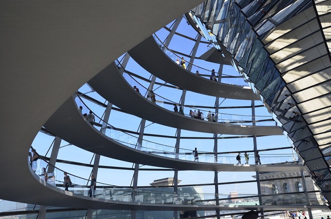 Gemäß einem Bericht von www.rbb24.de, stehen die Berliner Wirtschaftspolitik und die Ausgestaltung der Wirtschaftspolitik in den Koalitionsverhandlungen von CDU und SPD im Fokus. Während die Wirtschaft insgesamt trotz dreijähriger Dauerkrise gut dasteht, gibt es mindestens drei Knackpunkte, darunter den Landesmindestlohn, die Messe Berlin und die Rolle der Stadtwerke in der Energiewende. Die Investitionen im Berliner Start-Up-Sektor sind im vergangenen Jahr um die Hälfte eingebrochen, was Anlass zur Sorge gibt. Zudem gibt es Uneinigkeiten bezüglich des Landesmindestlohns und der Zukunft der Messe Berlin. Die Rolle der Berliner Stadtwerke in der Energiewende ist ebenfalls umstritten. All diese Faktoren könnten Auswirkungen auf die …