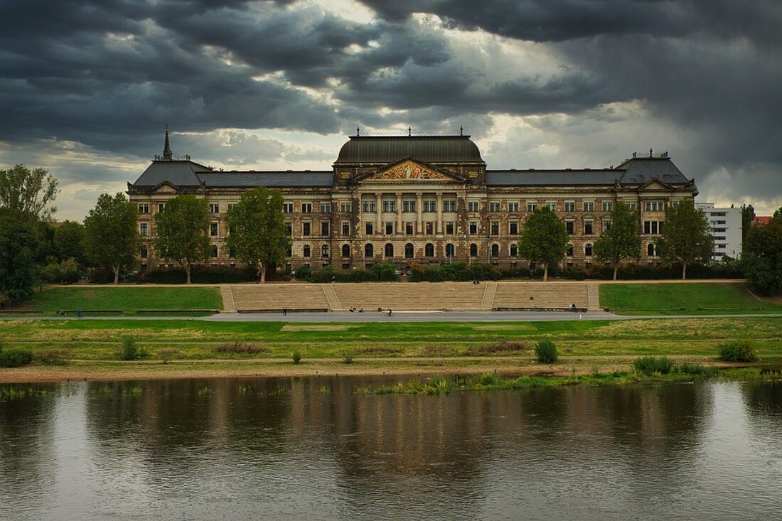 Gemäß einem Bericht von amp.zdf.de, wurde kürzlich ein Skandal um eine Top-Beamtin im Bundesfinanzministerium aufgedeckt. Gerda Hofmann, eine Ministerialrätin, hielt regelmäßig Vorträge auf Veranstaltungen, bei denen es um Steuervermeidung und rechtliche und steuerliche Fallstricke bei der Beratung vermögender Kunden ging. Diese Nebentätigkeiten brachten ihr zusätzlich zu ihrem Gehalt als Beamtin ein beträchtliches Einkommen ein. Die Empörung über diesen Fall ist groß und wirft die Frage auf, welche Verhaltensregeln für Staatsdiener gelten sollten. Die Tatsache, dass Beamte des Finanzministeriums mit Nebentätigkeiten viel Geld verdienen, ist nicht neu. Bereits im Jahr 2016 berichtete die Online-Plattform Abgeordnetenwatch darüber. Laut Bundesbeamtengesetz dürfen Beamte des &hellip;