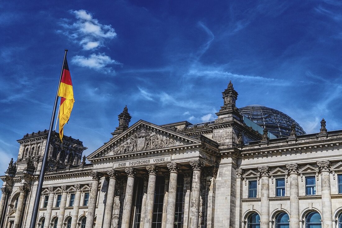 Gemäß einem Bericht von www.tagesschau.de, Die steigenden Lebenshaltungskosten treiben immer mehr Deutsche in den Dispositionskredit. Laut einer Studie des Verbraucherzentrale Bundesverbands haben bereits Millionen von Menschen innerhalb von drei Monaten ihr Konto überzogen oder den Dispokredit in Anspruch genommen. Die Gründe dafür liegen vor allem in den gestiegenen Kosten, beispielsweise durch die Inflation oder steigende Energiepreise. Rund die Hälfte der Betroffenen gibt an, dass hohe Lebenshaltungskosten der Hauptgrund für die Inanspruchnahme des Dispokredits sind. Der Verbraucherzentrale Bundesverband warnt davor, dass der Dispo eigentlich nicht gedacht ist, das Leben zu finanzieren, sondern lediglich für kurzfristige Anschaffungen. Dennoch fordert die vzbv keine …