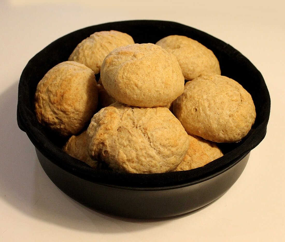 Gemäß einem Bericht von www.express.de, weist das Bundesinnenministerium (BMI) darauf hin, dass Böller und Raketen nur an Silvester und Neujahr ohne behördliche Genehmigung gezündet werden dürfen. Allerdings gibt es sensible Bereiche, die einem besonderen Schutz unterliegen. Städte und Gemeinden können zudem weitere zeitliche und örtliche Einschränkungen bestimmen. Besondere Verbotszonen aus Sicherheits- und Lärmschutzgründen wurden zum Beispiel in Düsseldorf, Köln, Hamburg, Berlin und München festgelegt. Diese befinden sich meist in der Innenstadt oder rund um belebte Plätze und Veranstaltungsorte. Das Böllern ist grundsätzlich auch in der unmittelbaren Nähe von Kirchen, Krankenhäusern, Kinder- und Altersheimen, Reet- oder Fachwerkhäusern und Bereichen mit großen …