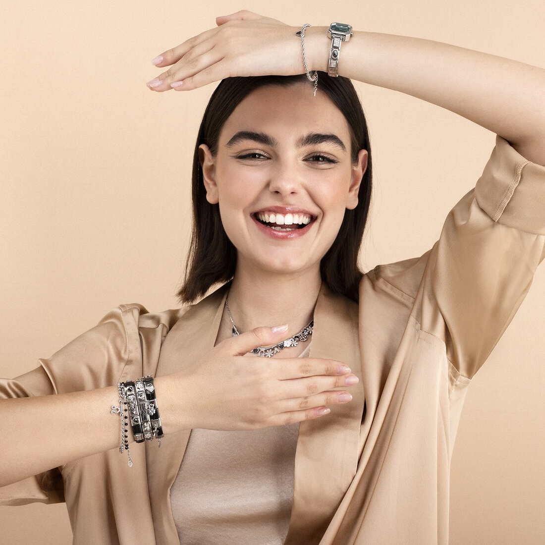 Für viele Frauen ist ein Outfit ohne Schmuck undenkbar. Besonders Ketten für Damen sind eine stilvolle Ergänzung zu jedem Ensemble. Sie verleihen Ihrem Look Charakter, Eleganz und Stil. Diese Accessoires sind echte Allrounder, denn sie passen zu jedem Anlass. Ob zur Arbeit, bei einem eleganten Dinner oder bei einer legeren Feier mit Freunden – Ketten für Damen sind die perfekten Hingucker. Die Einzigartigkeit von Damenhalsketten Das Besondere an Ketten für Damen ist ihre Vielseitigkeit. Es gibt sie in unzähligen Ausführungen, Farben, Materialien und Stilen. Ob kurz oder lang, schlicht oder aufwendig verziert, aus Silber, Gold oder mit funkelnden Edelsteinen – …