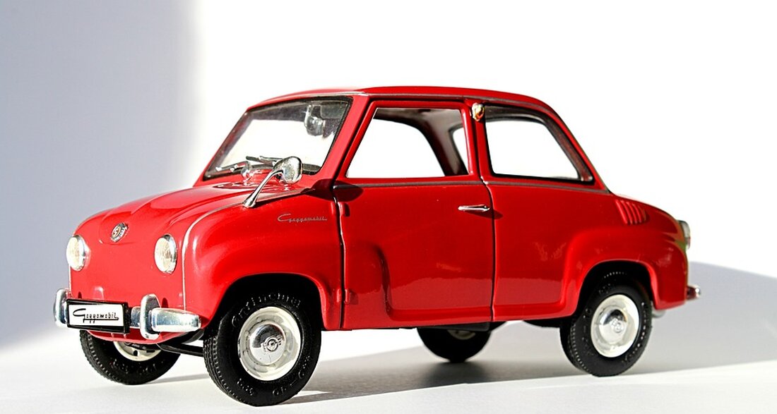 Gemäß einem Bericht von www.hl-live.de, haben die Abgeordneten des Deutschen Bundestags die Umsetzung der globalen Mindeststeuer für Deutschland beschlossen. Der Bundestagsabgeordnete Tim Klüssendorf (SPD) sprach im Bundestag zur globalen Steuergerechtigkeit und unterstützte den Beschluss. Die globale Mindeststeuer für Unternehmen wird ab 2024 eingeführt und beträgt mindestens 15%. Dies ist ein wichtiger Schritt, um Steuervermeidung durch Gewinnverschiebungen in Steueroasen zu unterbinden. Zudem soll der Wettbewerb zwischen Staaten mit niedrigeren Steuersätzen eingedämmt werden. Die Einführung dieser Mindeststeuer wird voraussichtlich zu zusätzlichem Steueraufkommen von rund einer Milliarde Euro für Deutschland führen. Die Mindeststeuer gilt für international sowie national tätige Unternehmensgruppen mit einem Umsatz &hellip;