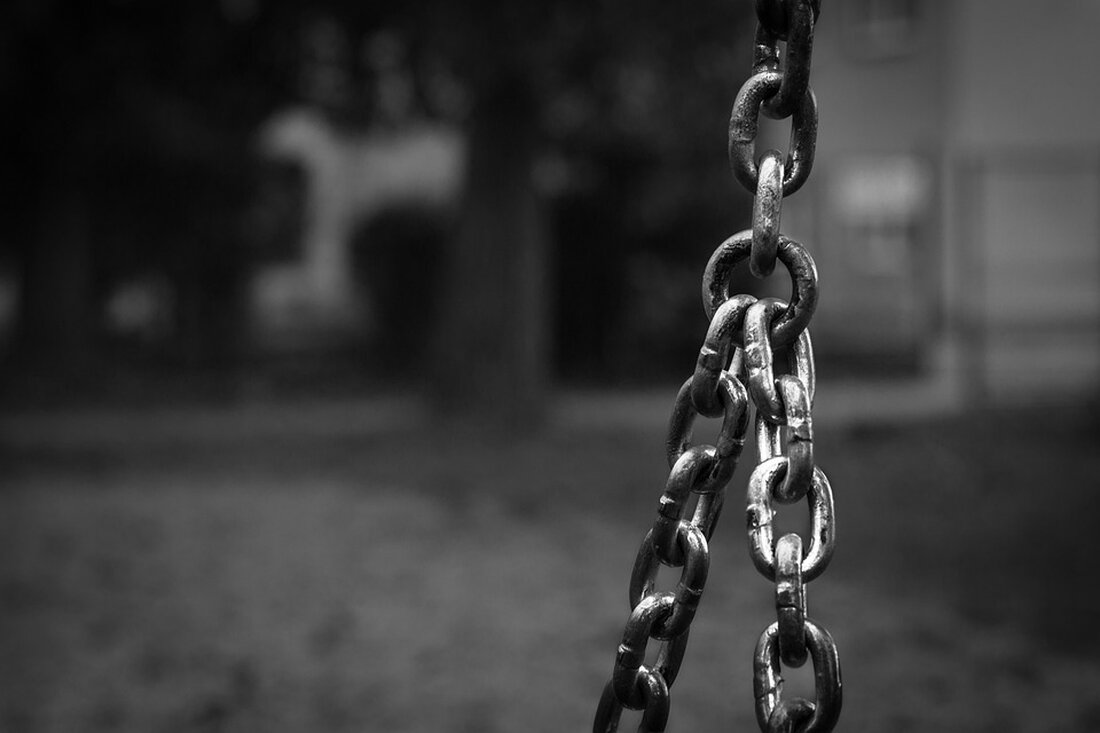 Gemäß einem Bericht von www.n-tv.de, warnt Deutsche-Bank-Chef Christian Sewing vor einer Zunahme des Rechtspopulismus in Deutschland und sieht darin eine Gefahr für den Wirtschaftsstandort. Er betont, dass Investitionen zurückgehalten werden und ausländische Investoren wichtig seien. Sewing warnt davor, dass die gesellschaftliche Mitte nicht verloren gehen darf und dass Rechtspopulisten und -extremisten nicht nur spalten, sondern auch wirtschaftlichen Niedergang fördern. Diese Warnungen haben direkte und potenziell schwerwiegende Auswirkungen auf den Finanzmarkt und die Finanzbranche. Die Zunahme des Rechtspopulismus könnte Investoren verunsichern und dazu führen, dass sie zurückhaltender werden. Dies könnte zu einer Verringerung der ausländischen Direktinvestitionen führen, was sich wiederum negativ &hellip;