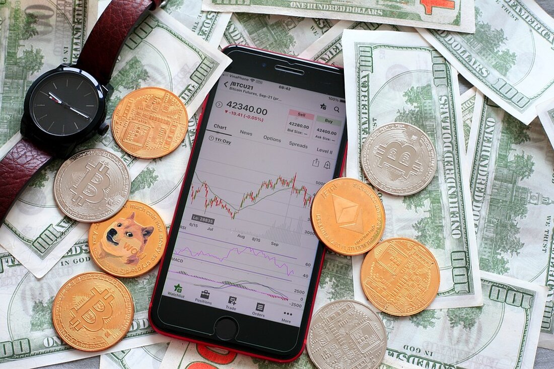 Gemäß einem Bericht von amp2.wiwo.de, verzeichneten die wichtigsten Indizes an der New Yorker Börsen ein deutliches Plus. Die Aktien von Starbucks erwiesen sich als gefragt, während Moderna unter Druck geriet. Grund für die positive Stimmung war die Entscheidung der US-Notenbank Fed, erneut eine Zinspause einzulegen. Die Aussagen von Fed-Chef Jerome Powell nährten die Hoffnung, dass das Ende der geldpolitischen Straffung erreicht sein könnte. Analysten äußerten sich vorsichtig optimistisch und prognostizierten, dass die Fed mit den Zinserhöhungen vorerst abgeschlossen haben könnte. Historisch gesehen hat die Entscheidung der Fed, die Zinsen niedrig zu halten, oft positive Auswirkungen auf den Aktienmarkt. Niedrige Zinsen …
