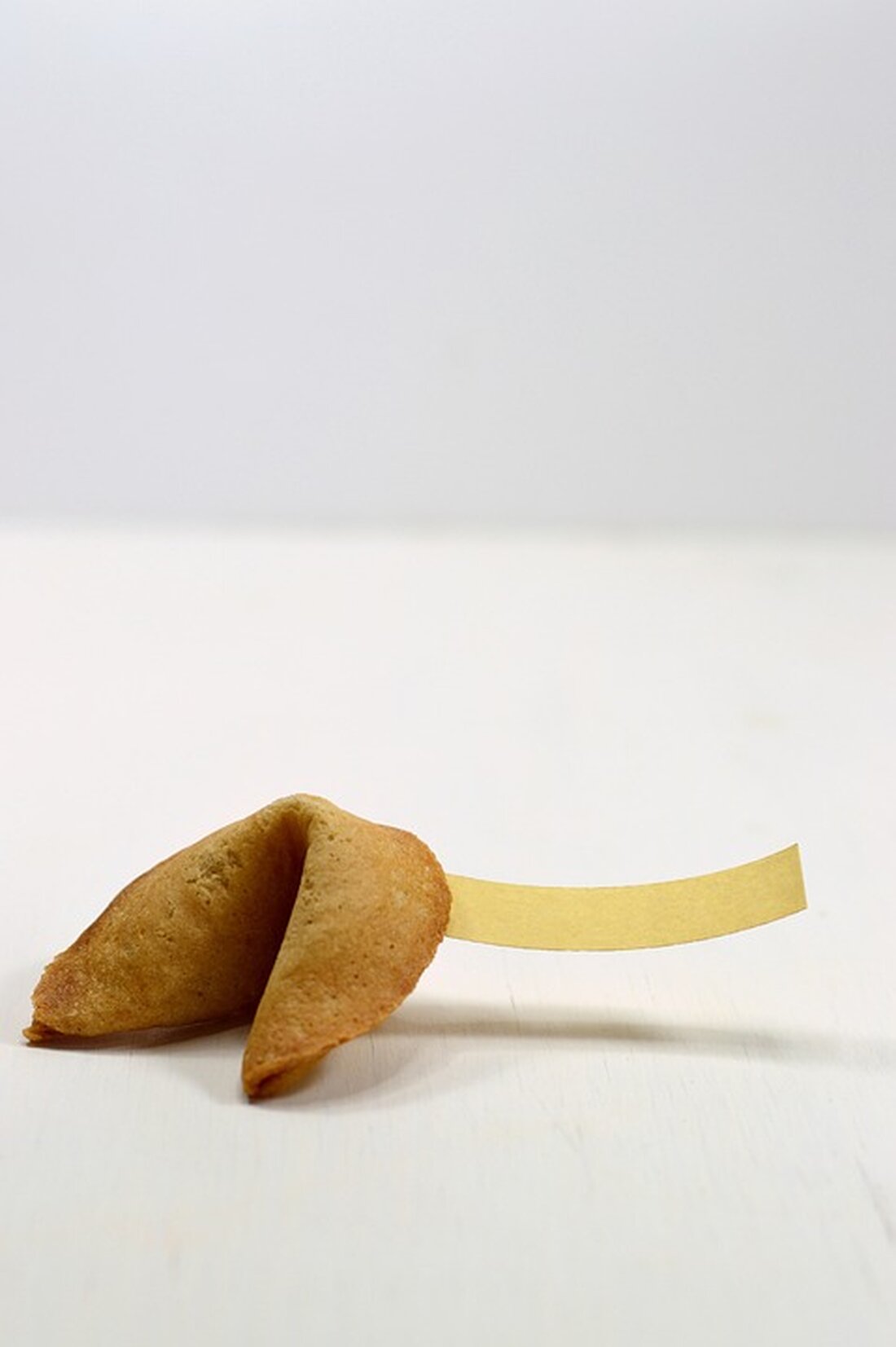 Gemäß einem Bericht von www.finanzen.net, kann der DAX am heutigen Dienstag weiter ansteigen und zeigt sich aktuell leicht über der Marke von 15.400 Punkten sowie leicht über dem Fibonacci-Fächer und dem 10er-EMA im Monatschart. Mit Spannung werden am heutigen Nachmittag die jüngsten US-Verbraucherpreisdaten um 14:30 Uhr erwartet. Trader könnten eine Short-Position im Bereich um den 10er-EMA im Monatschart eröffnen. Es bietet sich eine Short-Position mit einem Turbo Short Optionsschein (MD0QNT) von Morgan Stanley an. Das Kursziel wäre im Bereich von 14.500 Punkten zu sehen. Der Stopp könnte um 15.450 Punkte platziert und sollte schnell auf Einstand und nach Möglichkeit in …