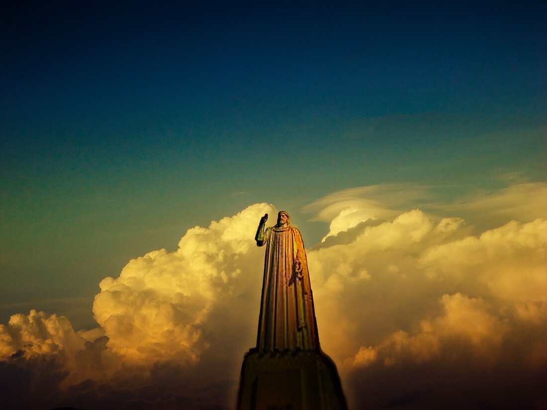 Gemäß einem Bericht von politik.watson.de, ist seit einem Monat Javier Milei der neue Präsident Argentiniens. Der rechtspopulistische Politiker hat seitdem eine Reihe umstrittener Maßnahmen und Dekrete erlassen, die die argentinische Gesellschaft spalten. Seine angekündigte „Schocktherapie“ hat bereits zu einer starken Abwertung des argentinischen Peso geführt, was die Wirtschaft des Landes weiter belastet hat. Die Inflation in Argentinien liegt bereits bei 160 Prozent, die Armutsrate bei über 40 Prozent. Die Sozialsysteme sind überlastet, und die Kosten für Lebensmittel steigen stetig an. Milei verspricht, Argentinien mit einem radikalen Sparprogramm aus der Krise zu führen, doch Experten warnen davor, dass die Bevölkerung unter …