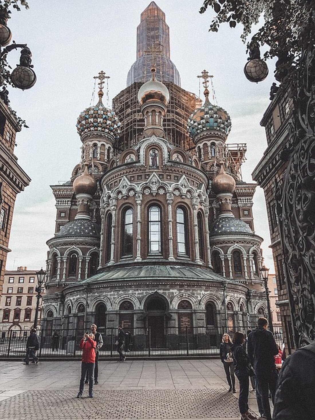 Gemäß einem Bericht von www.deutschlandfunk.de, Russland hat laut Vize-Ministerpräsident Nowak fast sein gesamtes Öl an China und Indien verkauft. Fast die Hälfte der Exporte gingen in diesem Jahr an die Volksrepublik, weitere 40 Prozent wurden an Indien verkauft. Lediglich vier bis fünf Prozent der Exporte gingen nach Europa. Die Einnahmen beliefen sich auf 88 Milliarden Euro und lagen damit auf einem vergleichbaren Niveau wie im Jahr 2021. Dies zeigt eine massiv veränderte Ausrichtung der russischen Ölexporte, die durch die Sanktionen Europas und der USA beschleunigt wurde. Es ist wichtig zu beachten, dass die Internationale Energieagentur im Frühjahr darauf hingewiesen hat, …