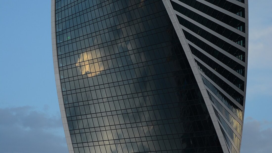 Gemäß einem Bericht von www.saechsische.de, investiert die Wohnungsbau- und Wohnungsbaugesellschaft (WBG) in Zittau in Objekte an der Verlängerten Eisenbahnstraße. Zudem hat sie ein Gebäude in der Innenstadt erworben. Die Sanierung von Wohnungen und Gebäuden sowie auch Abrisse sind weiterhin ein Thema. Die WBG hat bereits Elektrik und Böden in den Wohnungen erneuert und die Fassade des Gebäudes hat einen neuen Anstrich erhalten. Es werden zudem Balkone an 12 der 14 Wohnungen des Hauses an der Verlängerten Eisenbahnstraße 77 bis 79 installiert. Nur das Dachgeschoss wird aufgrund der baulichen Situation keine Balkone erhalten. Diese Investitionen und Sanierungsmaßnahmen der WBG in Zittau &hellip;