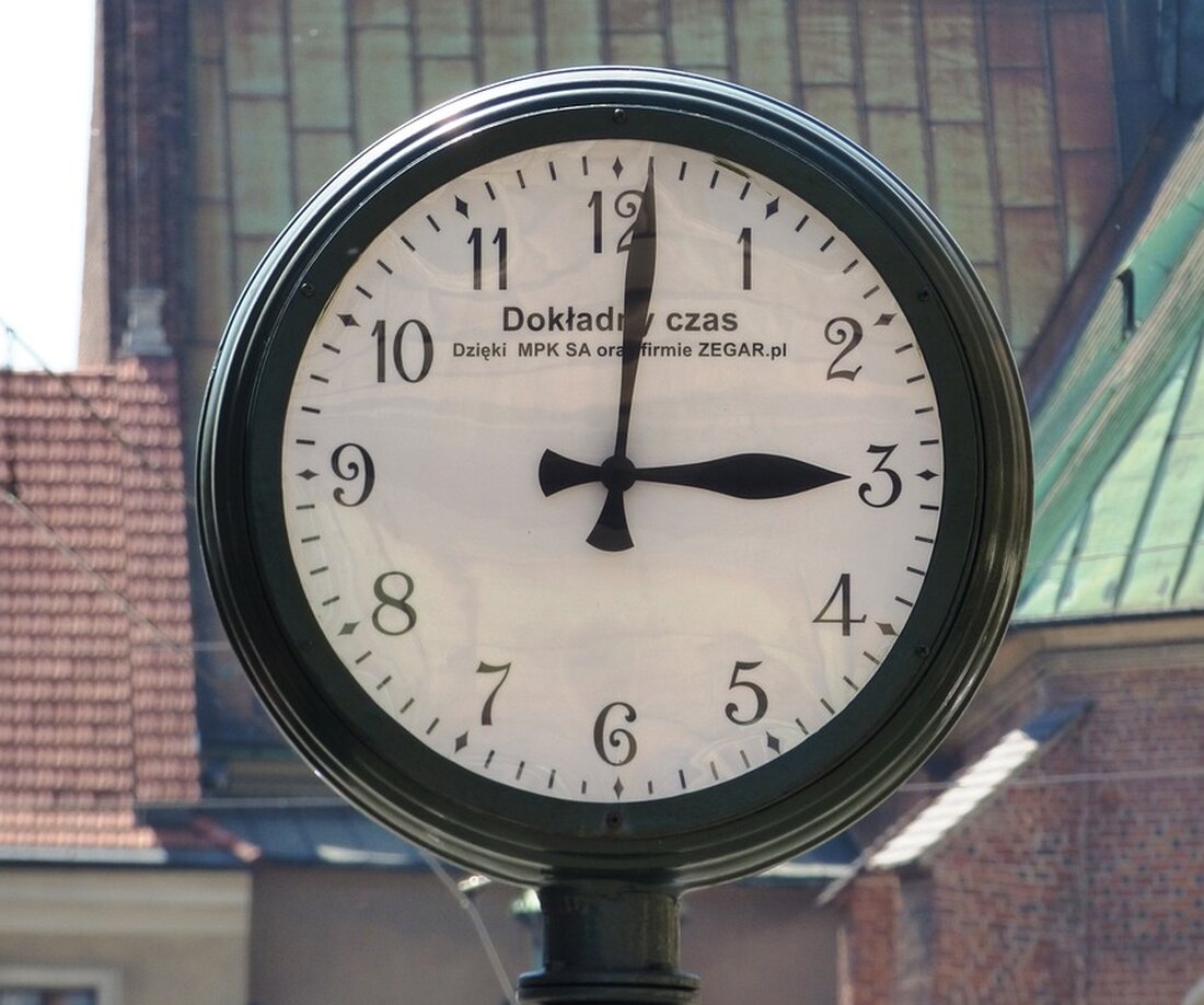 Gemäß einem Bericht von www.berliner-zeitung.de, Die Preise für Gas und Öl werden im Jahr 2024 voraussichtlich deutlich steigen. Dies ist auf die Kostensteigerung von CO2 Emissionen sowie die Anhebung der Mehrwertsteuer für Erdgas von 7 Prozent auf 19 Prozent ab dem 1. März zurückzuführen. Die Verbraucherzentrale Berlin hat einige Empfehlungen herausgegeben, um die Energiekosten trotz der Preiserhöhungen möglichst gering zu halten. Experten empfehlen, auf klimafreundlichere Heizsysteme umzusteigen, Energiesparpotenziale auszuschöpfen und einen Anbieterwechsel in Betracht zu ziehen, um Kosten zu senken. Zusätzlich wird davon abgeraten, eine neue Gas- oder Ölheizung einzubauen, da es bessere Alternativen gibt. Eine nachträgliche Wärmedämmung und die &hellip;