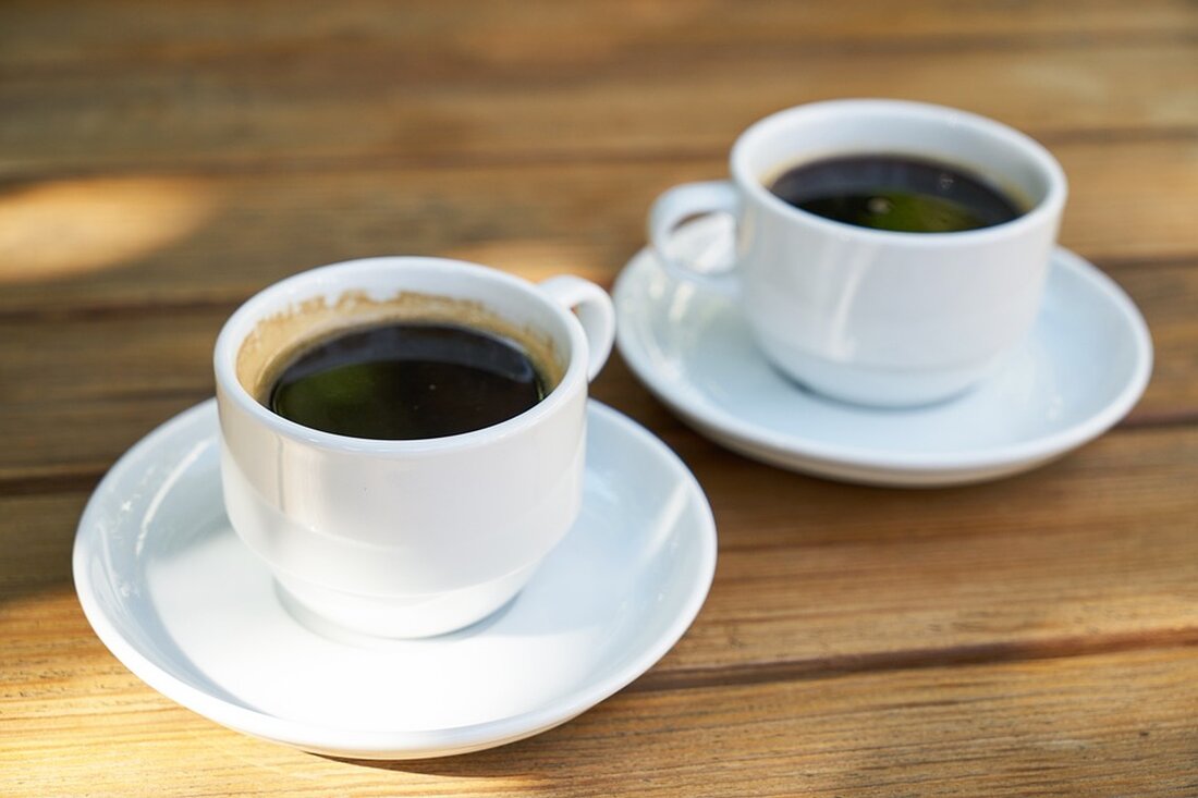 Gemäß einem Bericht von Merkur.de kämpfen die Postbank und die DSL-Bank mit anhaltenden IT-Problemen, was zu massiven Beschwerden von Kunden führt. Allein im dritten Quartal 2023 gingen 1100 Beschwerden über die beiden Banken beim Verbraucherzentrale Bundesverband (vzbv) ein. Seit Jahresbeginn liegen demnach rund 1700 Beschwerden vor, was annähernd dreimal so viele Beschwerden wie im gesamten Vorjahr entspricht. Die Banken sind Tochterunternehmen der Deutschen Bank und hatten im ersten Halbjahr 2023 IT-Probleme beim Umzug ihrer Systeme zum Mutterkonzern. Dies führte dazu, dass Kunden zeitweise nicht auf ihre Konten zugreifen konnten, Konten gesperrt waren oder Lastschriften nicht mehr eingelöst wurden. Der Kundenservice …