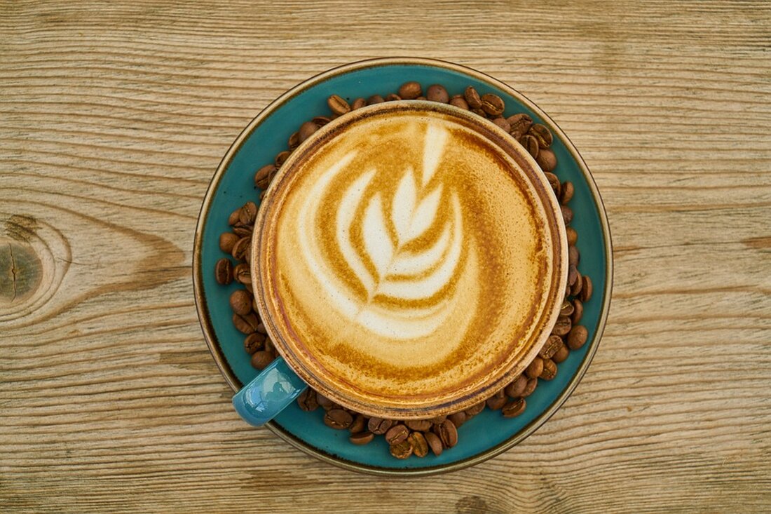 Die Meinungen gehen derzeit weit auseinander. Ökonomen warnen vor einem wirtschaftlichen Absturz. Gleichzeitig sind die Investoren an den Börsen so euphorisch wie lange nicht. Doch wer liegt richtig – Optimisten oder Pessimisten? Für Sparer und Anleger ist die Antwort elementar. Gemäß einem Bericht von www.welt.de, Es ist keine Frage, dass die Meinungen über die wirtschaftliche Zukunft derzeit weit auseinandergehen. Auf der einen Seite gibt es Ökonomen, die vor einem möglichen wirtschaftlichen Absturz warnen, während sich auf der anderen Seite die Investoren an den Börsen in einer beispiellosen Euphorie befinden. Doch wer liegt richtig – Optimisten oder Pessimisten? Für Sparer und …