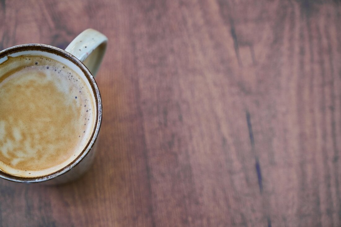 Gemäß einem Bericht von www.mdr.de, Deutschland hat ein großes Problem mit der hohen Zahl von Schulabbrechern. Insbesondere in den ostdeutschen Bundesländern ist der Anteil von Jugendlichen ohne Schulabschluss besonders hoch. Bildungsforscher Klaus Klemm erklärt, dass die bestehenden Programme zur Reduzierung der Schulabbrecherquote die Förderschulen, von denen die Hälfte der Schulabbrecher stammt, außer Acht lassen. Dies führt dazu, dass die Jugendlichen, die Förderschulen regulär verlassen, Teil der Statistik werden, obwohl an diesen Schulen keine anerkannten Abschlüsse möglich sind. Ein weiteres Problem ist der Mangel an Personal und finanziellen Mitteln für Präventivprogramme. Obwohl Programme wie das Produktive bzw. Duale Lernen gute Erfolgsquoten …