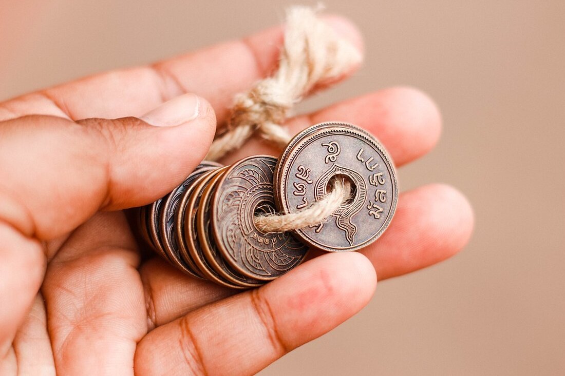 Gemäß einem Bericht von www.versicherungsjournal.at, hat die Vorsorgestudie 2024 ergeben, dass Gesundheit, Sicherheit und finanzielle Vorsorge für die Österreicher an Bedeutung gewinnen. Dabei legen die Befragten monatlich fast 250 Euro für die private finanzielle Vorsorge zur Seite. Laut der Studie besteht bei 85 Prozent der Teilnehmer ein hoher Bedarf an finanzieller Vorsorge, und neun von zehn glauben, dass diese in Zukunft noch wichtiger wird. Die Gründe hierfür sind zum einen mögliche Schicksalsschläge und zum anderen fehlendes Vertrauen in staatliche Systeme. Die Auswirkungen auf den Markt sind daher, dass die Nachfrage nach Produkten zur finanziellen Vorsorge steigen wird, sowohl im Gesundheitsbereich …