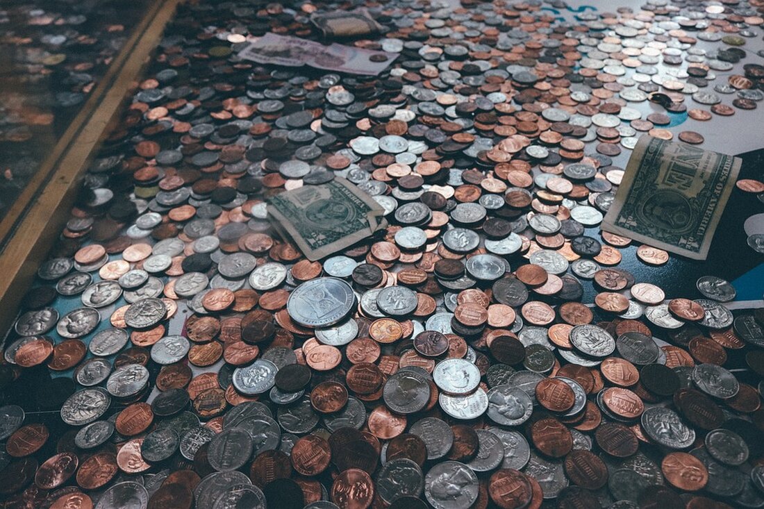 Die Marktstimmung war in den letzten Wochen überwiegend negativ, was viele Investoren dazu veranlasst hat, sich zurückhaltend beim Kauf von Aktien zu verhalten. Doch antizyklisches Investieren, also das Kaufen bei schlechter Marktstimmung und Verkaufen bei guter Stimmung, kann sich als erfolgreich erweisen. Ein prominenter Vertreter dieser Strategie ist Warren Buffett, dessen Investmentholding Berkshire Hathaway langfristig profitabel ist. Seine Vorliebe gilt Value-Aktien, die unterbewertet sind und langfristige Potenziale bieten. Auswirkungen auf den Markt Antizyklisches Investieren kann dazu beitragen, die Volatilität von Märkten zu reduzieren und langfristige Gewinne zu erzielen. Durch den gezielten Kauf bei niedriger Marktstimmung kann eine Stabilisierung des Marktes &hellip;