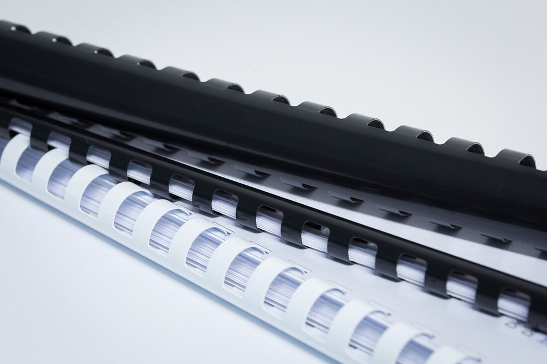 Gemäß einem Bericht von www.kurier.de, wird der Zeitaufwand für Unternehmen immer größer, wenn es um Berichte und Formalien geht. Die Baugenehmigungen und Richtlinien sind inzwischen extrem umfangreich und kompliziert geworden, was die Unternehmen an ihre Grenzen bringt. Die Überlastung der Unternehmen mit Bürokratie und Regulierungen hat eine Reihe von negativen Auswirkungen auf die Wirtschaft und den Markt. Dies führt zu einem höheren Zeit- und Kostenaufwand für Unternehmen, die dadurch in ihrer Effizienz und Produktivität eingeschränkt werden. Die Forderung des Präsidenten der Bundesvereinigung der Deutschen Arbeitgeberverbände nach dem Abbau von Bürokratie ist daher verständlich. Wenn Unternehmen zu stark mit Bürokratie belastet …