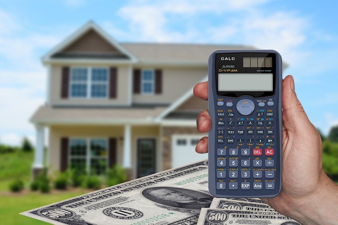 Gemäß einem Bericht von www.zvw.de werden im Immobilienmarkt von Andreas Huss, einem erfahrenen Immobilienmakler, massive Veränderungen beobachtet. In den Jahren 2017 und 2018 gab es mehr Käufer als Immobilien, was zu einem Verkäufermarkt führte. Die Abwicklung des Verkaufs war einfach und viele versuchten sich selbst auf dem Immobilienmarkt. Doch 2022 änderte sich dies drastisch. Der Leitzins wurde angehoben, was dazu führte, dass Kreditnehmer deutlich höhere Beträge zurückzahlen müssen als zuvor. Banken verlangen zudem, dass 20% Eigenkapital vorhanden ist, um Kredite zu genehmigen. Dies führt dazu, dass viele Menschen sich keine Immobilien mehr leisten können und die Preise stagnieren. Insbesondere junge …