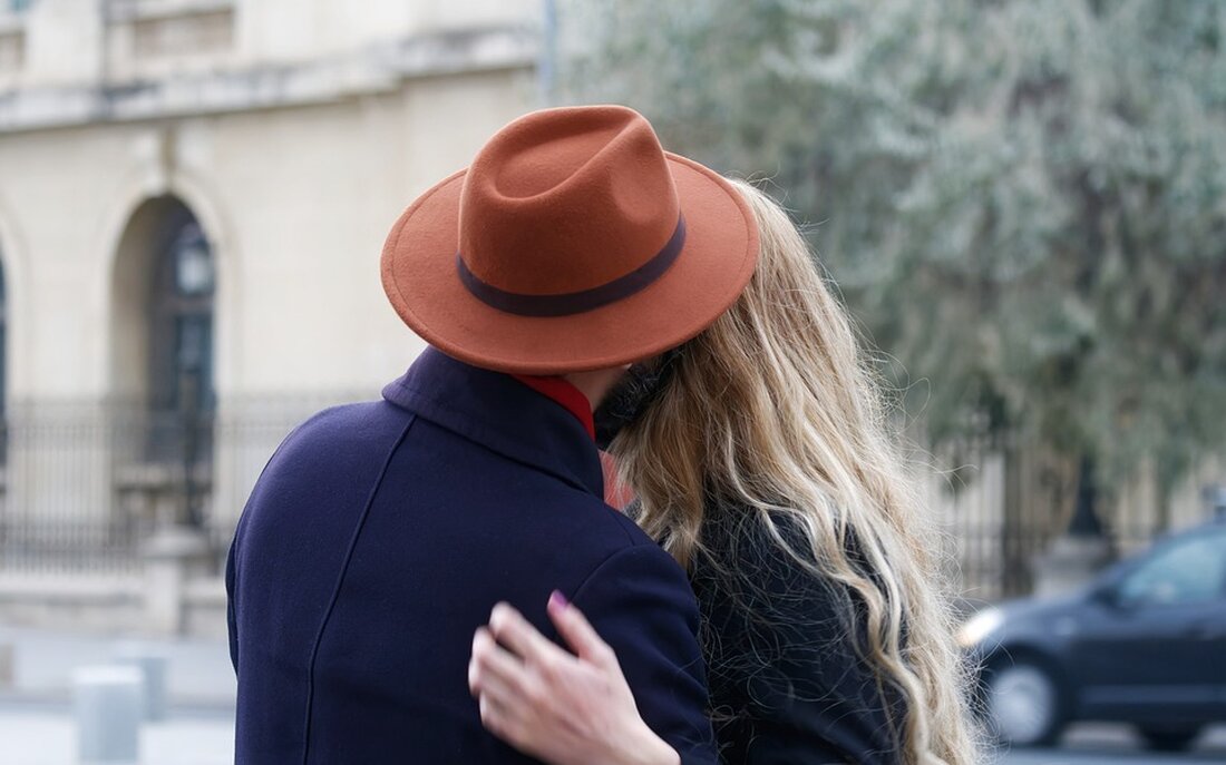 Gemäß einem Bericht von www.finanzen.net, agierten die Anleger in Frankfurt nach wichtigen US-Inflationsdaten am Donnerstag vorsichtiger. Der DAX begann die Sitzung 0,52 Prozent höher bei 16.775,92 Punkten und fiel anschließend zurück. Letztlich notierte das Börsenbarometer im Sog einer schwächeren Wall Street 0,86 Prozent tiefer bei 16.547,03 Zählern. Im Fokus standen am Nachmittag die US-Inflationszahlen, die neben dem US-Arbeitsmarkt entscheidend für die weitere Zinspolitik der Notenbank Fed sind. Gemäß den Erwartungen kam es im Dezember zu einem Anstieg der Verbraucherpreise in den USA, allerdings ging es mit 3,4 Prozent weiter hoch als von den Experten erwartet. US-Inflation und Leitzinsen bewegen die &hellip;