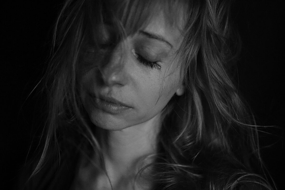 Gemäß einem Bericht von www.n-tv.de, sind die Zahlen von Thyssenkrupp zum vierten Quartal und Gesamtjahr nicht besonders gut angekommen. Der Auftragseingang lag unter dem Vorjahr, das bereinigte EBIT leicht unter den Erwartungen, und der Umsatz lag genau im Rahmen der Prognose. Trotz des Milliardenverlustes und der Abschreibung auf das Stahlgeschäft im Gesamtjahr, wurde der Cashflow als in Ordnung beschrieben. Der Ausblick auf die EBIT-Marge sei jedoch positiv, da diese bis zum Fiskaljahr 2024/25 auf 4 bis 6 Prozent steigen soll. Als Finanzexperte möchte ich ergänzen, dass die schlechter als erwarteten Zahlen von Thyssenkrupp möglicherweise negative Auswirkungen auf den Marktwert des &hellip;