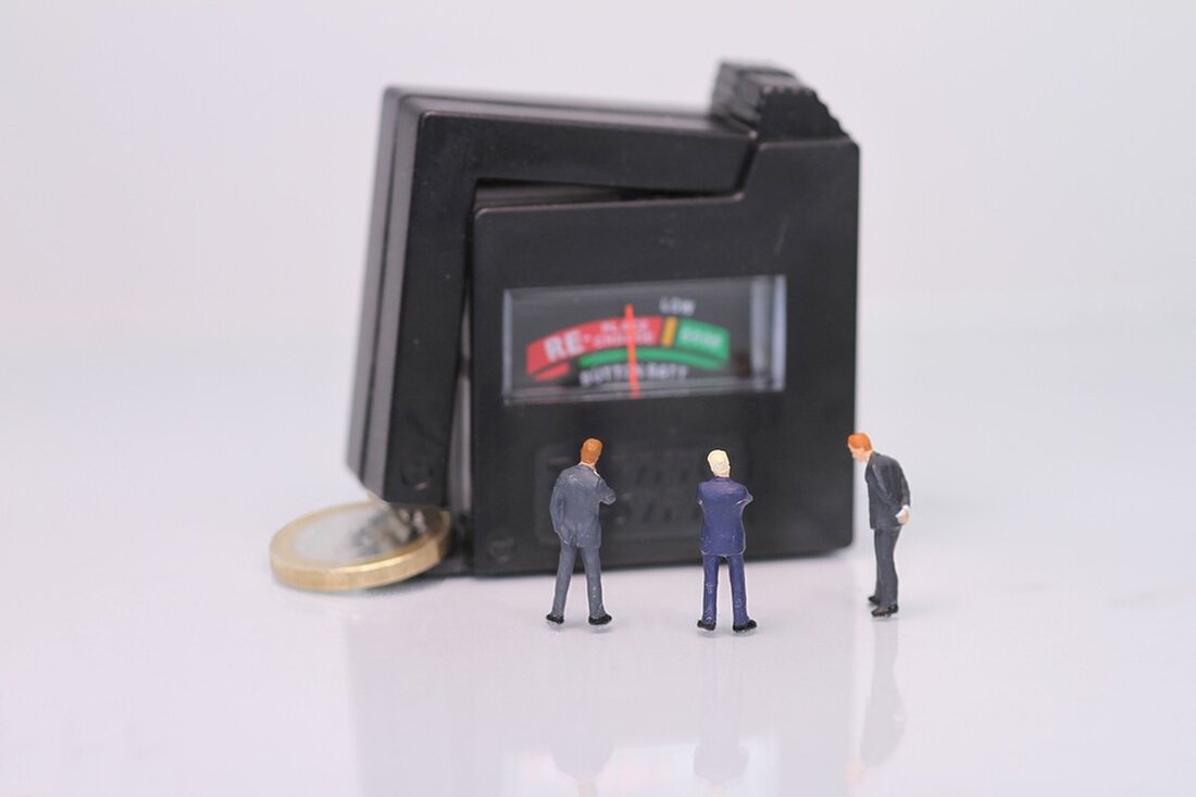 Gemäß einem Bericht von www.hasepost.de, Der Dax ist am Mittwochvormittag deutlich gesunken, wobei Zalando, Siemens Energy und RWE die größten Verluste verzeichneten. Laut Marktexperten Andreas Lipkow steht die Börse unter Verkaufsdruck, da der eiskalte Konjunkturwind und die sinkenden Zinsen die Aktienmärkte belasten. Deutlicher Rückgang im DAX Am Mittwoch konnte ein erheblicher Rückgang im DAX bemerkt werden. Gegen 12:30 Uhr wurde der Index mit 16.405 Punkten berechnet, was einen Verlust von 1,0 Prozent gegenüber dem Handelsschluss des Vortages darstellt. “Der Dax steht seit der Handelseröffnung unter Verkaufsdruck”, sagte Marktexperte Andreas Lipkow. Ausnahmen und Gründe für den Rückgang Trotz des allgemeinen Trends …
