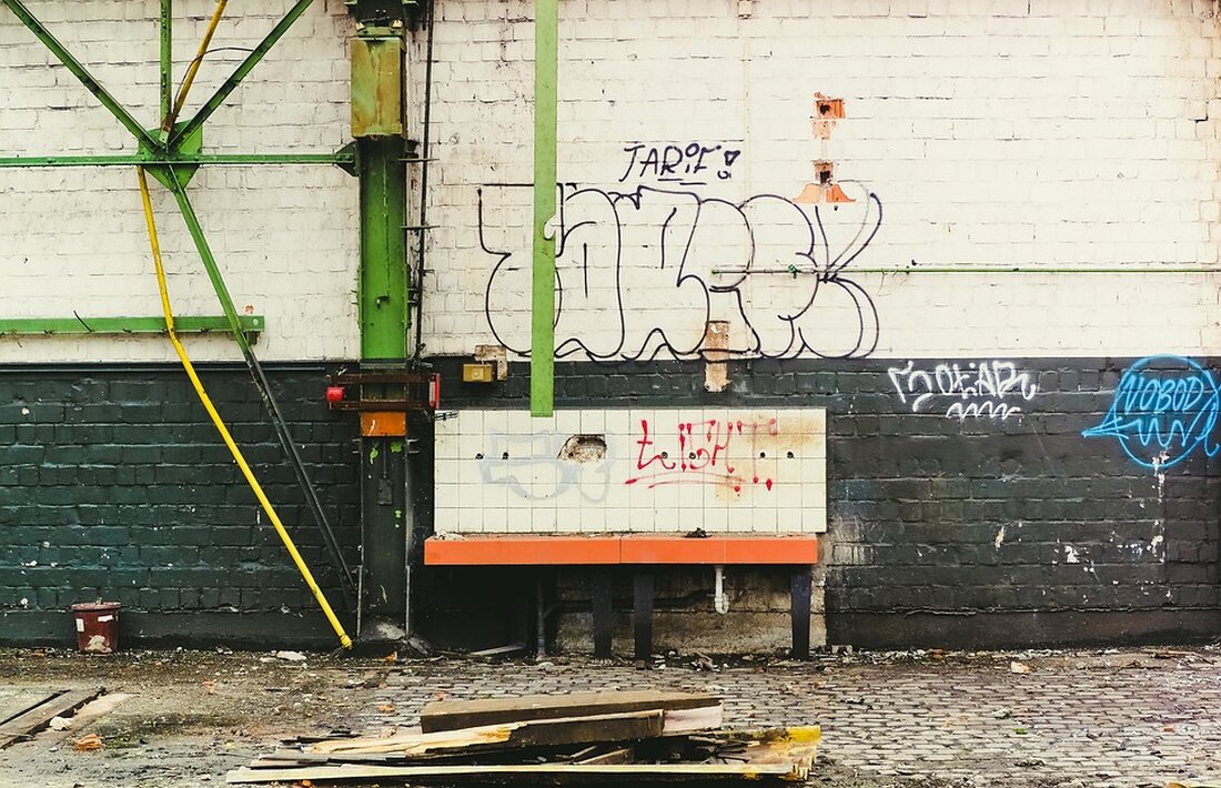 Gemäß einem Bericht von www.wp.de, geht es um die Abrissarbeiten der Problemimmobilien in der Wehringhauser Straße 89 bis 93 im Rahmen des „Modellvorhabens Problemimmobilien“. Die Maßnahme soll voraussichtlich Ende des Jahres abgeschlossen sein. Die Immobilien bestanden aus Mehrfamilienwohnhäusern, die vollständig unterkellert waren und nun für gewerbliche Nutzungen umgestaltet werden sollen. Bisher wurden bereits neun Problemimmobilien abgerissen, mit dem Ziel, die gewerbliche Nutzung in belasteten Lagen zu stärken. Die Auswirkungen dieser Maßnahmen können vielfältig sein. Einerseits wird die Umwandlung von Wohn- zu Gewerbeimmobilien eine Veränderung des lokalen Immobilienmarktes zur Folge haben. Dies könnte zu neuen Investitionsmöglichkeiten und einer Aufwertung des Standorts &hellip;