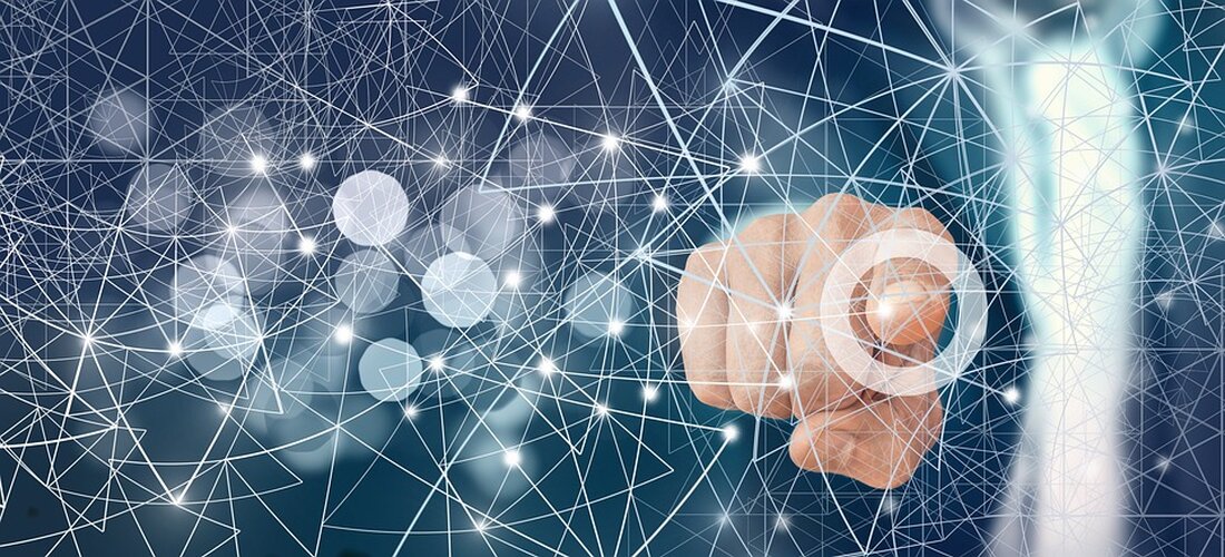 Gemäß einem Bericht von www.versicherungsjournal.at, wird in der Versicherungsbranche viel über Digitalisierung gesprochen. Allianz-Vorstandschef Remi Vrignaud äußert seine Skepsis bezüglich der „digitalen Dividende“ und betont, dass die digitale Transformation des Geschäftsmodells noch aussteht. Des Weiteren erwähnt er die bevorstehenden Herausforderungen durch geplante Vorschriften, die der Nutzung künstlicher Intelligenz einen rechtlichen Rahmen geben sollen. Die geplante EU-Verordnung mit dem Titel „Gesetz über künstliche Intelligenz“ soll Einheitsanforderungen an den Einsatz von KI in der EU stellen. Dabei werden vier Arten von KI unterschieden, darunter auch Hochrisiko-KI, die strenge Anforderungen in Bereichen wie Risikomanagement, Daten-Governance, Transparenz und menschliche Aufsicht erfüllen muss. Des Weiteren …