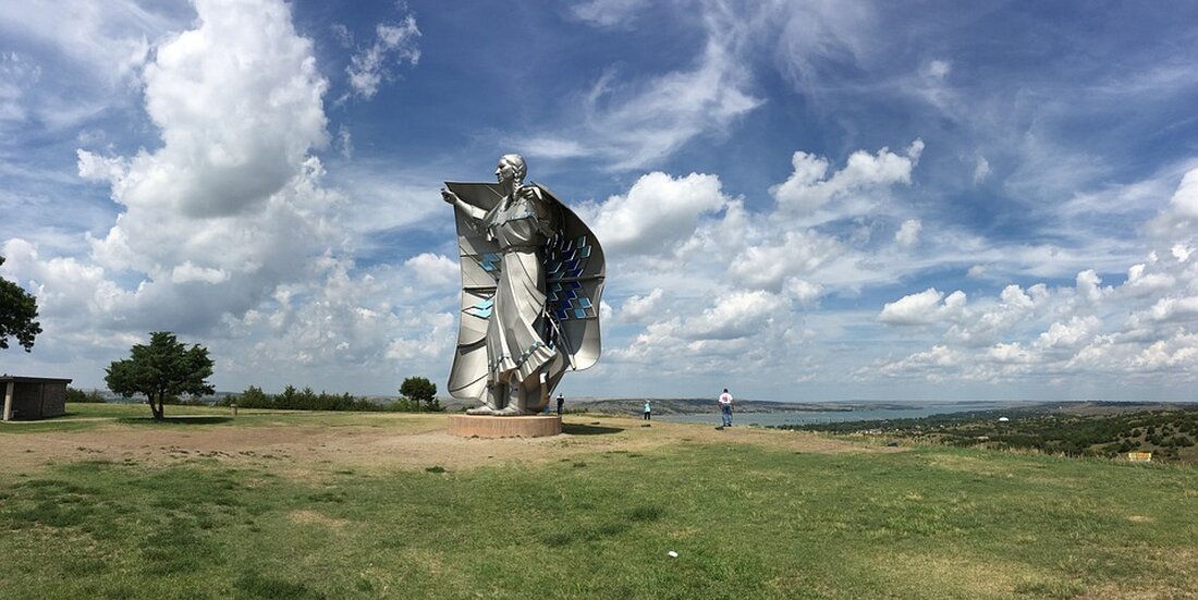 Gemäß einem Bericht von www.businessinsider.de, berichtet der Ingenieur Mario Hoffmann von seinen Erfahrungen als Investor. Er begann mit dem Kauf von Einzelaktien und experimentierte dann mit Optionsscheinen, bevor er ein diversifiziertes ETF-Portfolio aufbaute. In seinem Portfolio befinden sich 15 verschiedene ETFs, in die er einen beträchtlichen Betrag investiert hat. Nachdem er seine Immobilie zu einem hohen Preis verkauft hatte, musste er entscheiden, ob er das Geld auf einmal oder schrittweise investieren sollte. Als Wirtschaftsexperte analysiere ich die potenziellen Auswirkungen von Hoffmanns Anlagestrategien. Der Verkauf seiner Immobilie zu einem hohen Preis und die Entscheidung, einen beträchtlichen Betrag in ETFs zu investieren, &hellip;