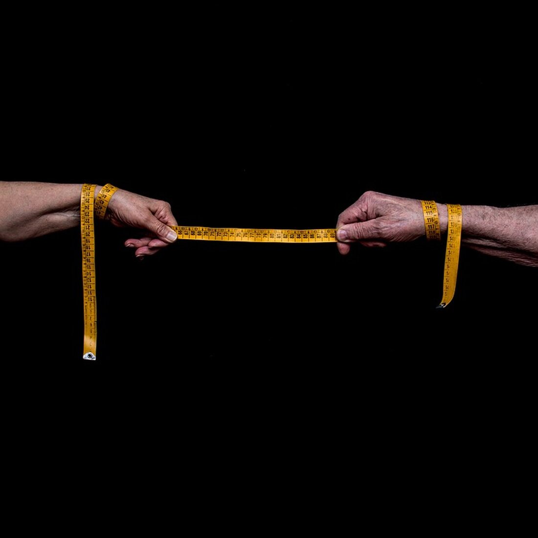 Gemäß einem Bericht von www.diepresse.com, steht der Wolkenkratzer „The Henderson“ in Hongkong kurz vor seiner Fertigstellung. Das Bürogebäude wurde von Zaha Hadid Architects entworfen und ist bereits zu Hälfte vermietet. Der Bau des Wolkenkratzers „The Henderson“ in Hongkong, der von Zaha Hadid Architects entworfen wurde, neigt sich seinem Ende zu. Die markante Glasfassade des knapp 200 Meter hohen Büroturms ist bereits fast vollständig montiert. Das Grundstück, auf dem der Wolkenkratzer errichtet wird, galt 2017 als das teuerste Baugrundstück der Welt, als es vom Entwickler Henderson Land erworben wurde. Der Preis belief sich damals auf 764.000 Pfund pro Quadratmeter. Trotz der &hellip;