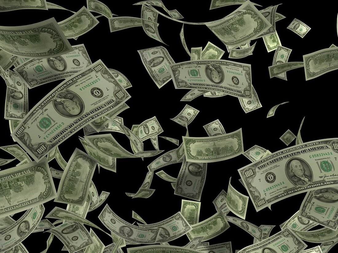 Gemäß einem Bericht von www.rtl.de, treffen sich die Wirtschafts- und Energieminister von Bund und Ländern, um die Folgen des Karlsruher Haushaltsurteils zu besprechen. In Schleswig-Holstein stößt die Entscheidung, weitere Finanzierungen für Projekte aus dem Klima- und Transformationsfonds zu ermöglichen, auf positives Echo. Der schleswig-holsteinische Energiewendeminister Tobias Goldschmidt betonte die Wichtigkeit dieser Entscheidung für bereits bewilligte Projekte, um die Unterstützung der Wirtschaft und die globale Klimabilanz zu gewährleisten. Das Bundesverfassungsgericht hatte zuvor eine Umschichtung von 60 Milliarden Euro im Haushalt von 2021 für verfassungswidrig erklärt, was potenziell starke Auswirkungen auf den Klima- und Transformationsfonds haben könnte. Dieser Fonds soll Programme für …