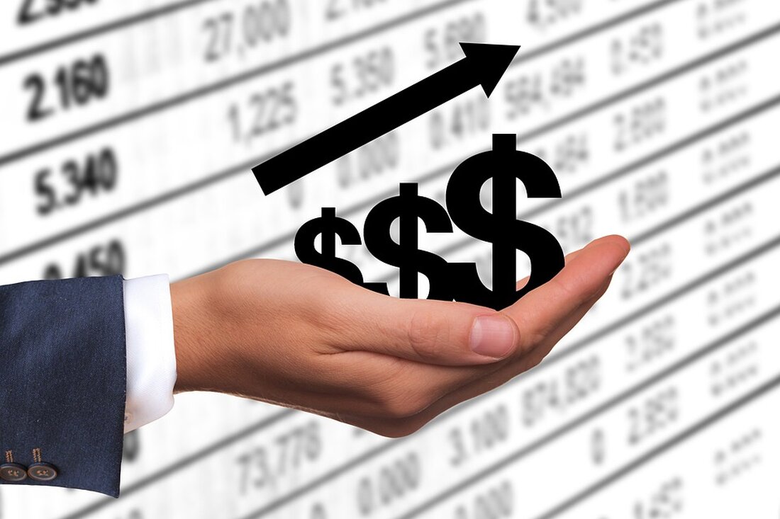 Fragen zum Thema Energie haben bei den Beratungen der Verbraucherzentrale Brandenburg (VZB) weiterhin Konjunktur. Die Nachfrage nach Beratung sei im vergangenen Jahr um mehr als ein Drittel im Vergleich zum Vorjahr gestiegen, sagte VZB-Geschäftsführer Christian Rumpke am Freitag bei der Vorstellung des Jahresberichts. Energieverträge und Fragen zum Energiesparen seien dabei am häufigsten Gegenstand der Beratung gewesen. Auch im ersten Halbjahr 2023 habe der Bereich Wohnen und Energie rund sechs von zehn Beratungen abgedeckt. Die drastischen Preiserhöhungen im Zuge der Energiekrise hätten den gestiegenen Beratungsbedarf ausgelöst, sagte Verbraucherschutzministerin Ursula Nonnemacher (Grüne). Die meisten Fragen drehten sich um Preis- und Abschlagserhöhungen, Kündigungen &hellip;